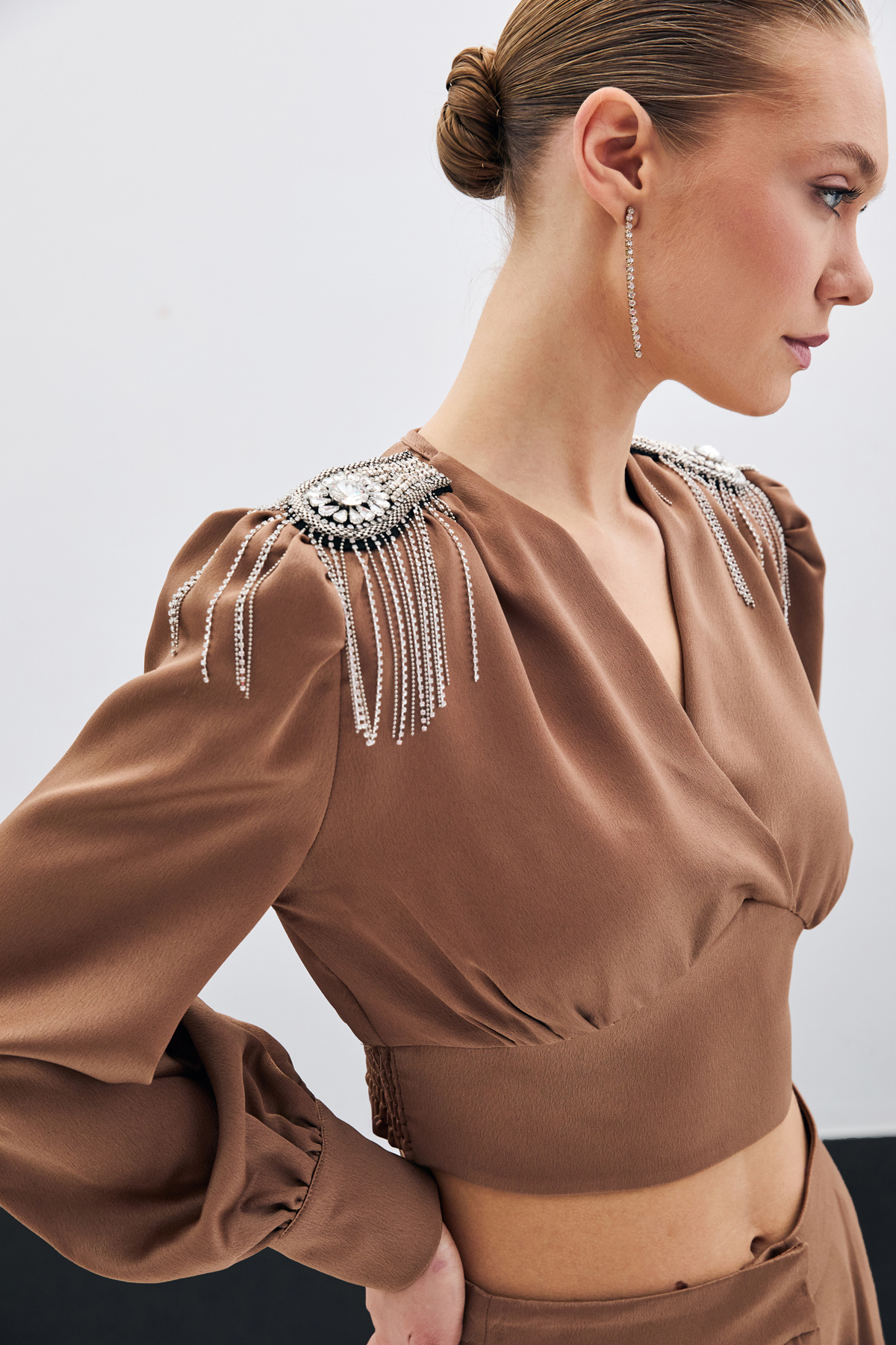 Omuz Aksesuarlı Kısa Bluz - Camel