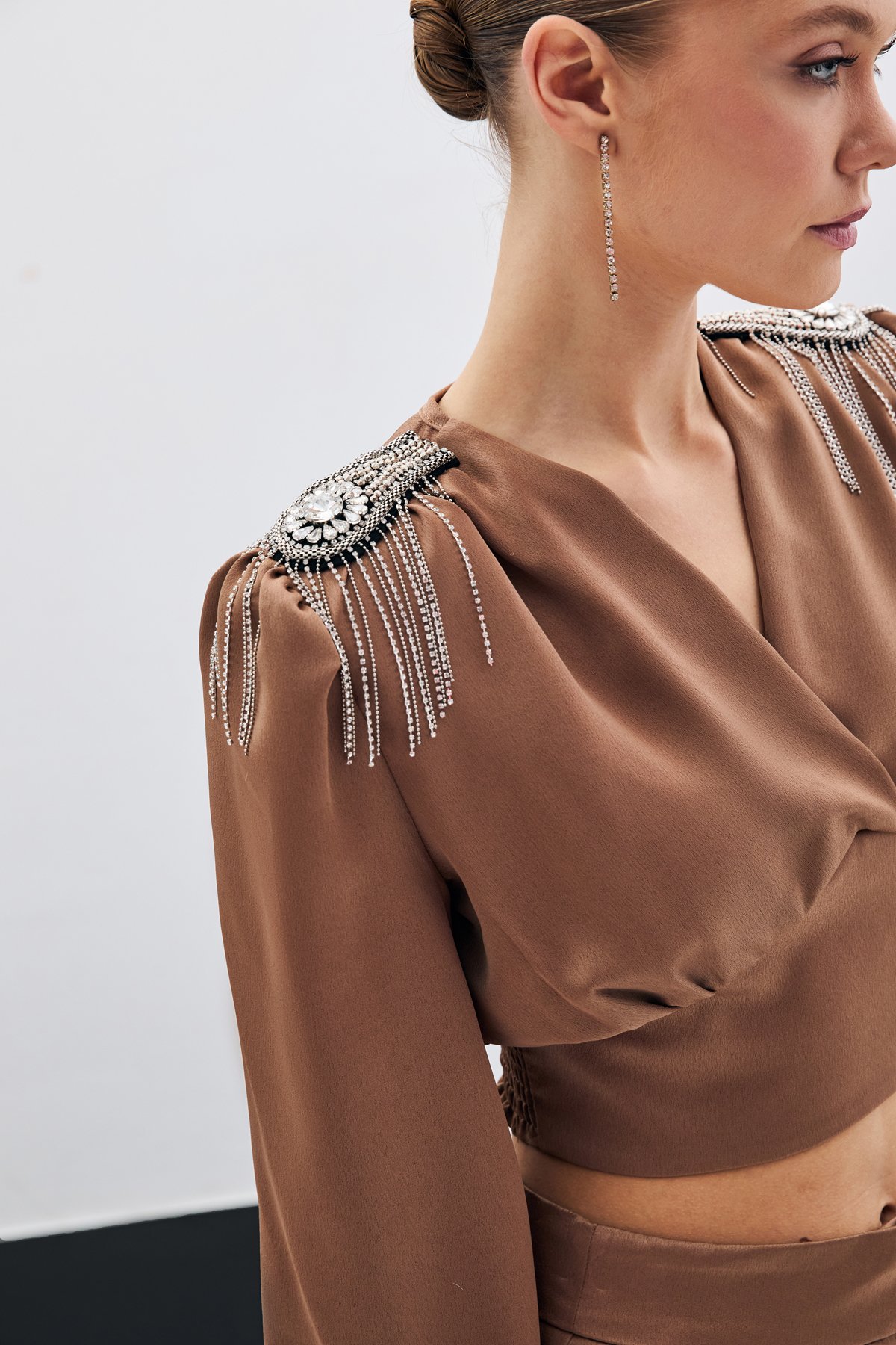 Omuz Aksesuarlı Kısa Bluz - Camel