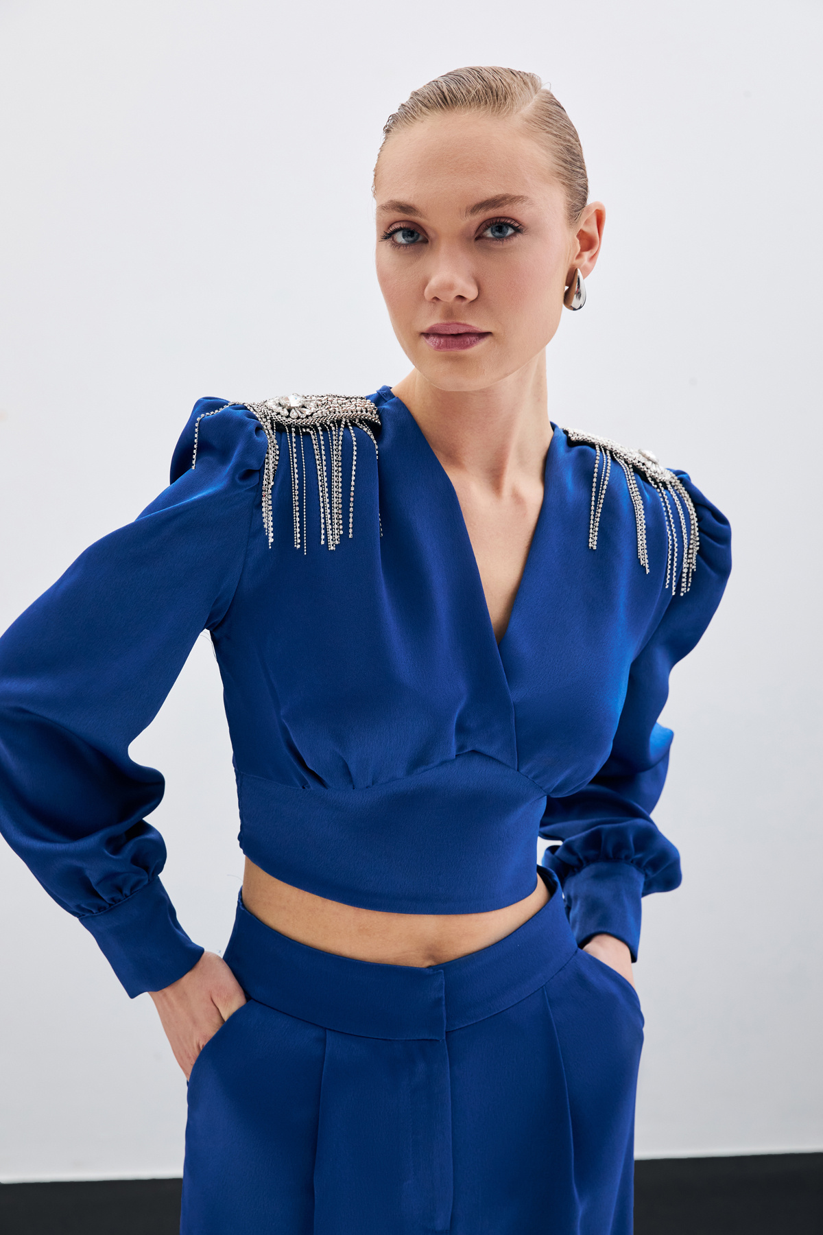 Omuz Aksesuarlı Kısa Bluz - İndigo