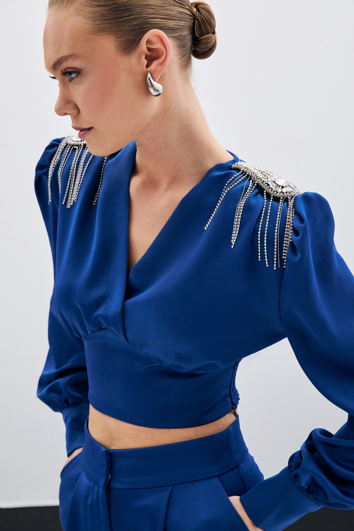 Omuz Aksesuarlı Kısa Bluz - İndigo