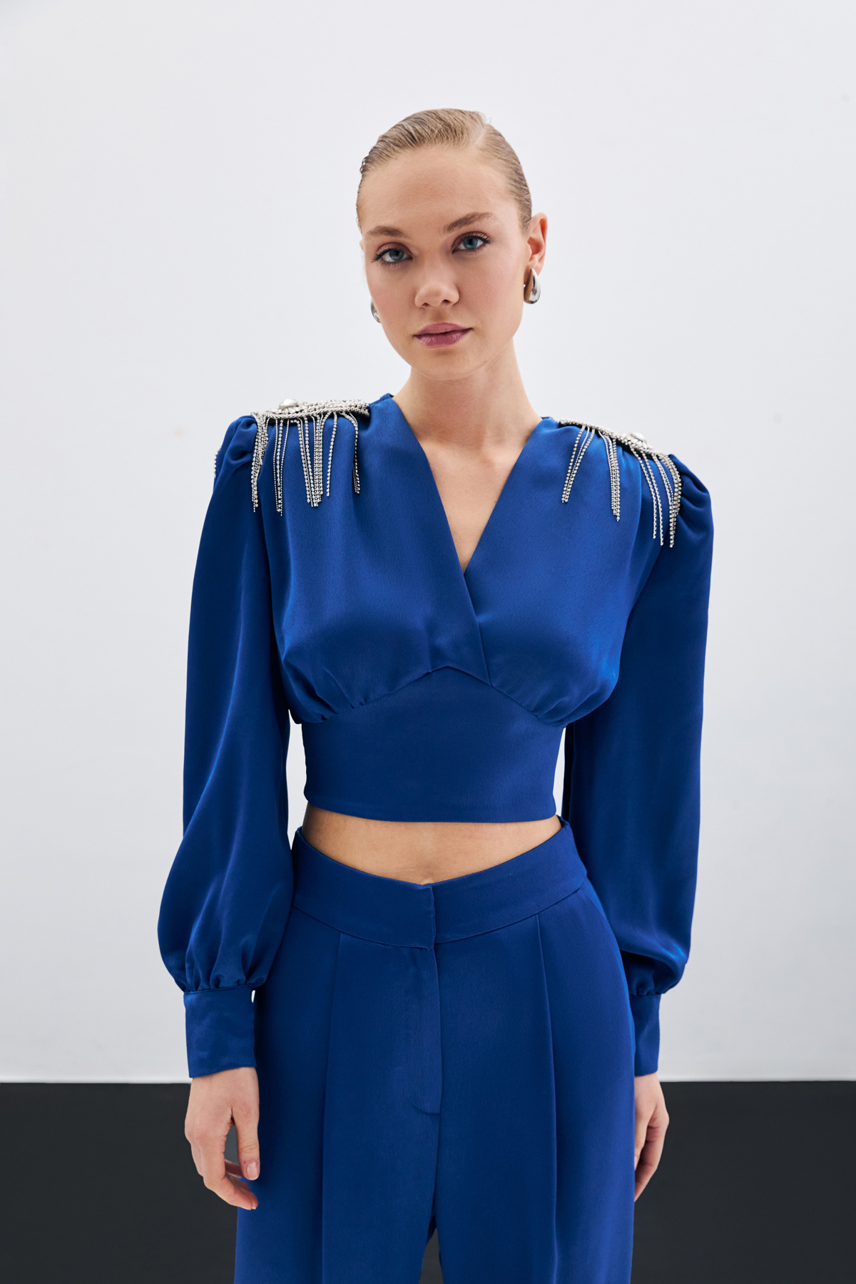 Omuz Aksesuarlı Kısa Bluz - İndigo