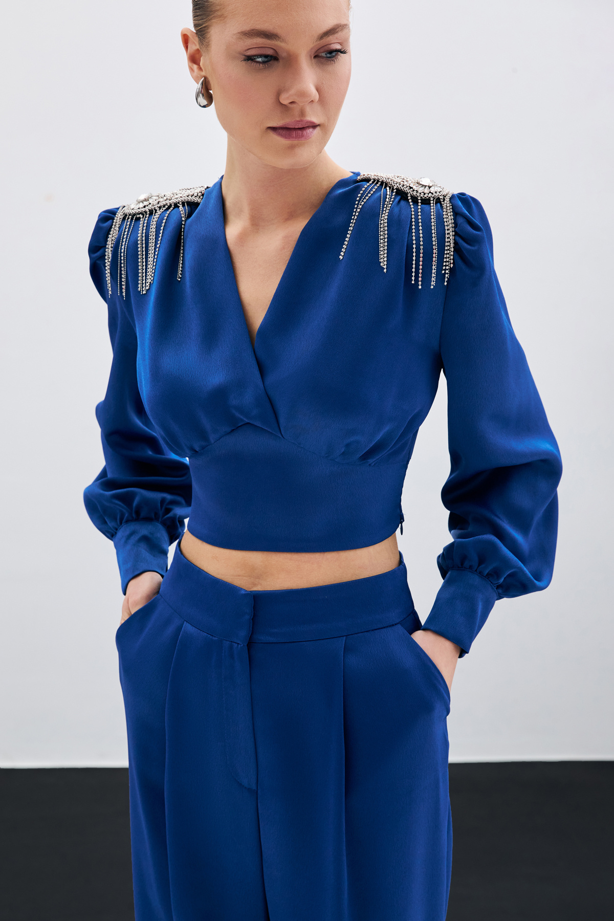 Omuz Aksesuarlı Kısa Bluz - İndigo