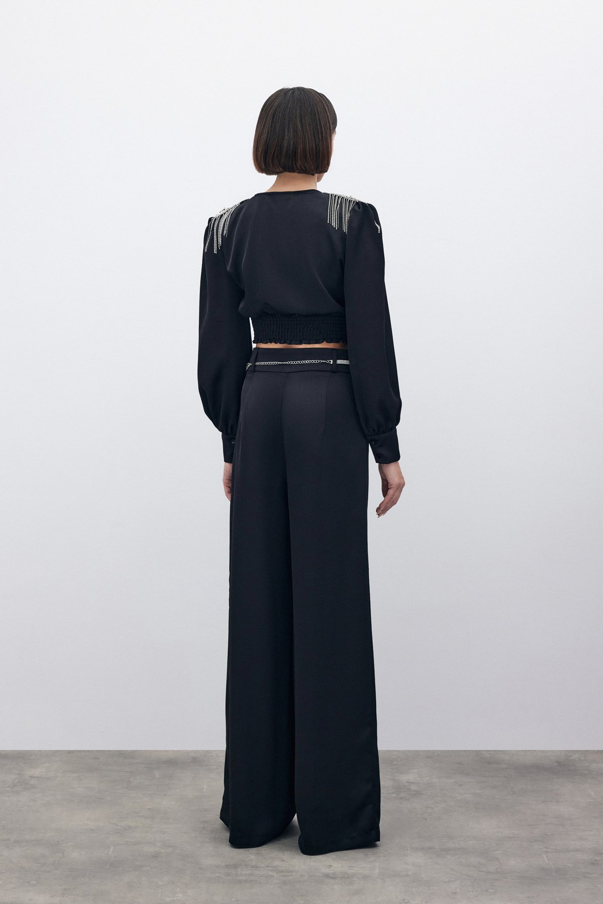 Omuz Aksesuarlı Kısa Bluz - SİYAH