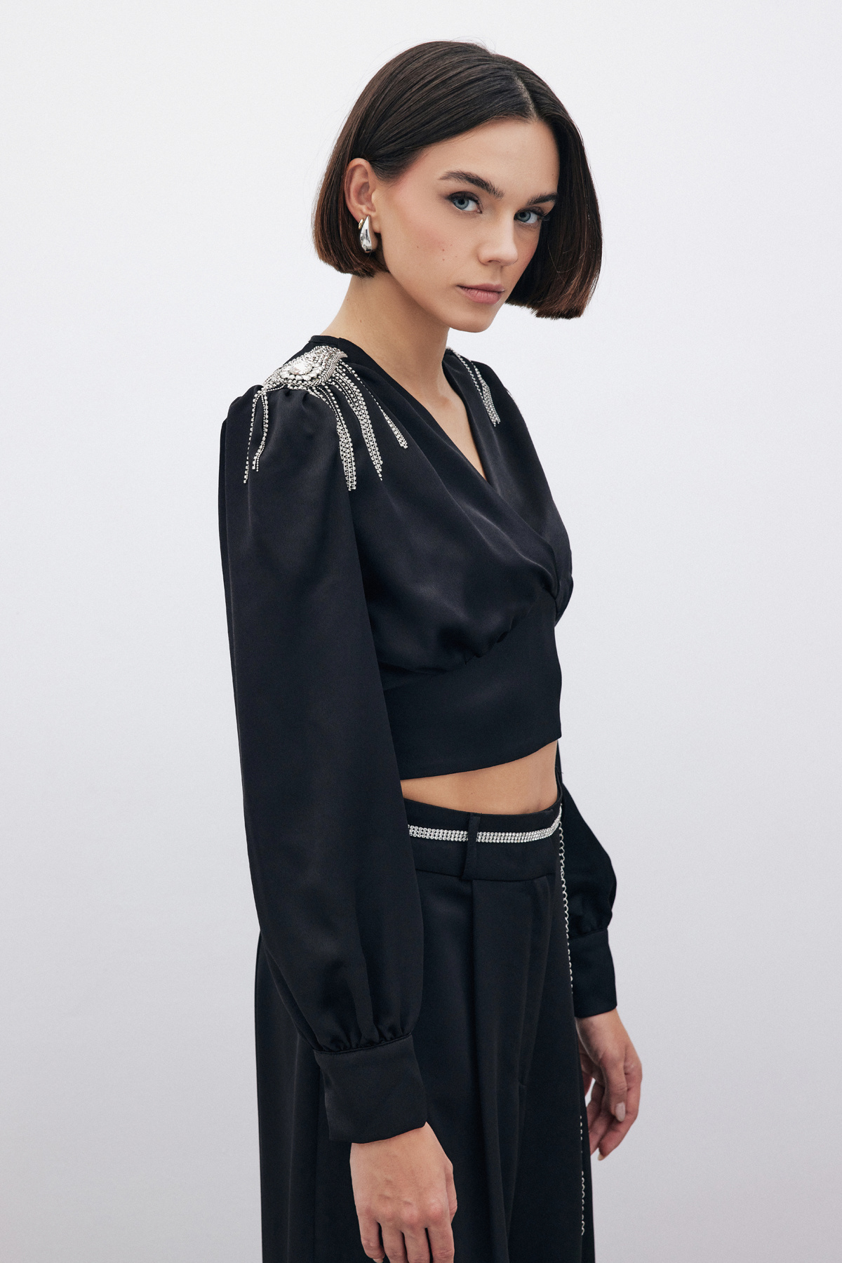 Omuz Aksesuarlı Kısa Bluz - SİYAH