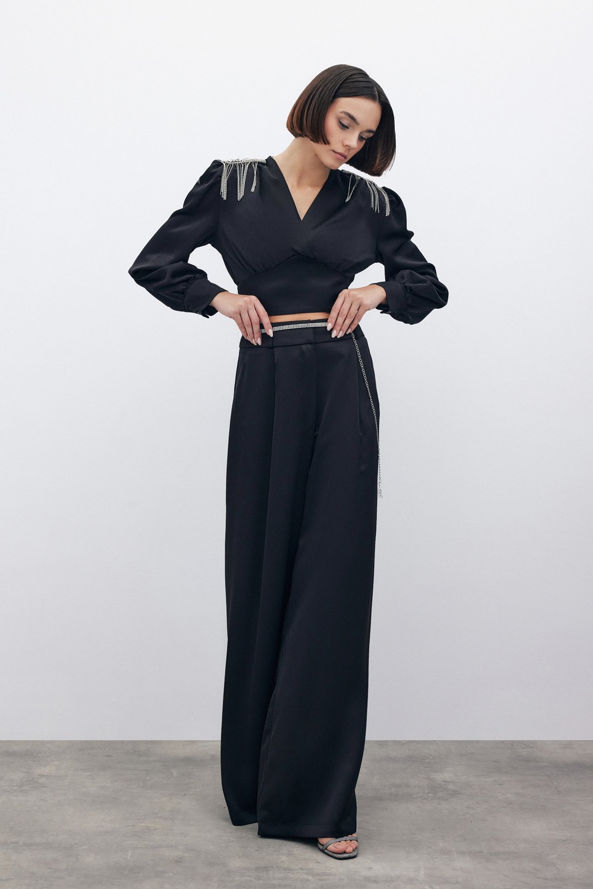 Omuz Aksesuarlı Kısa Bluz - SİYAH