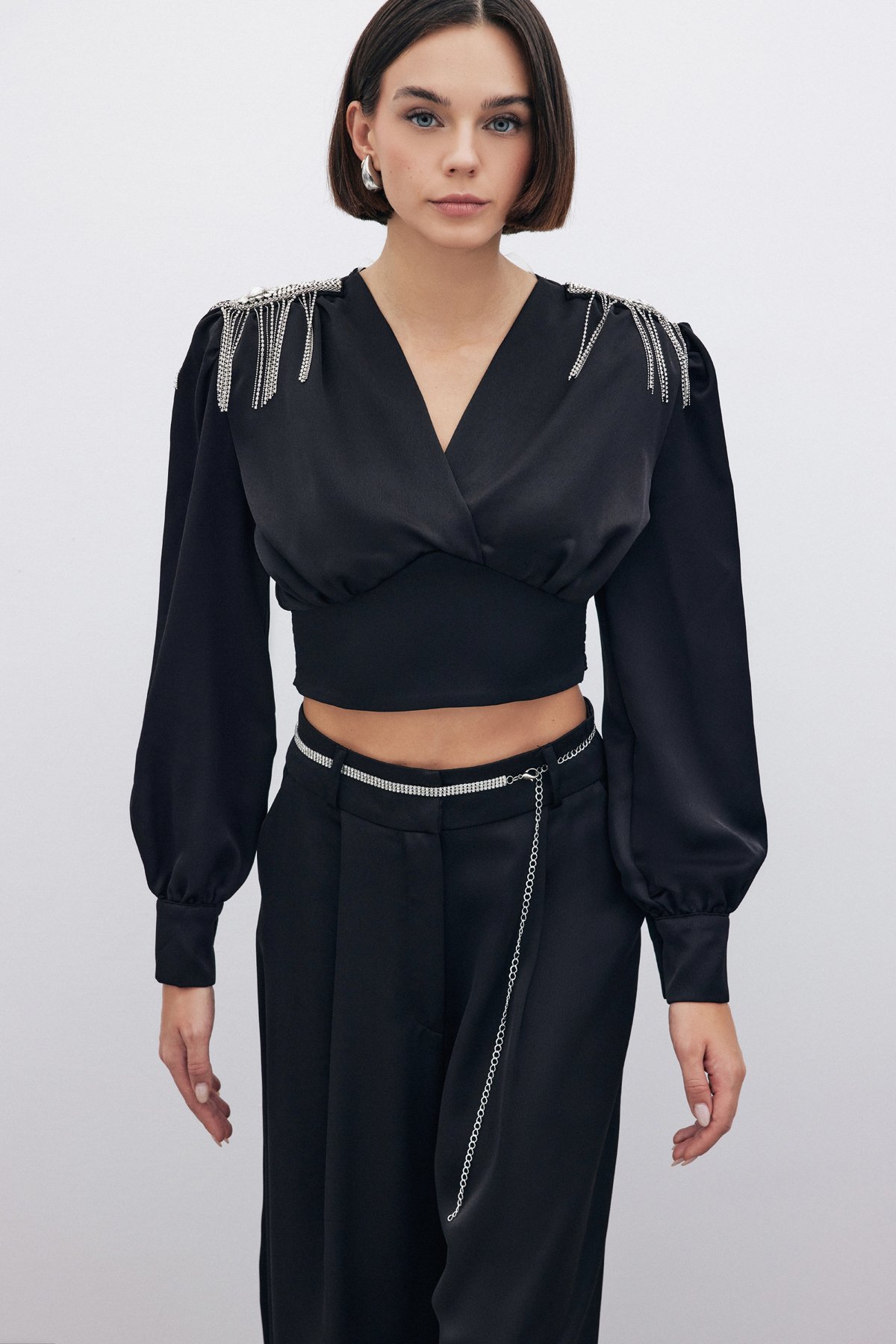 Omuz Aksesuarlı Kısa Bluz - SİYAH