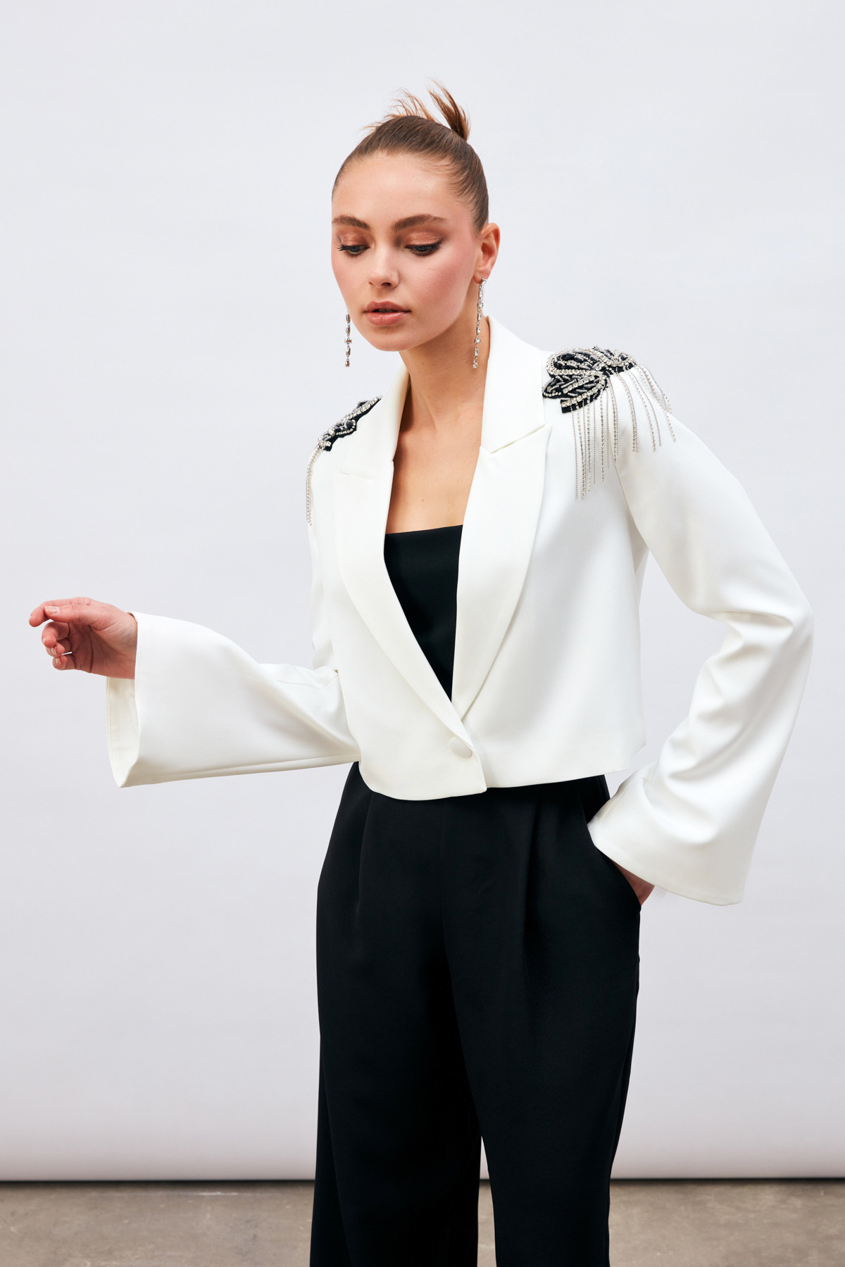 Omuz Aksesuarlı Kısa Ceket - EKRU