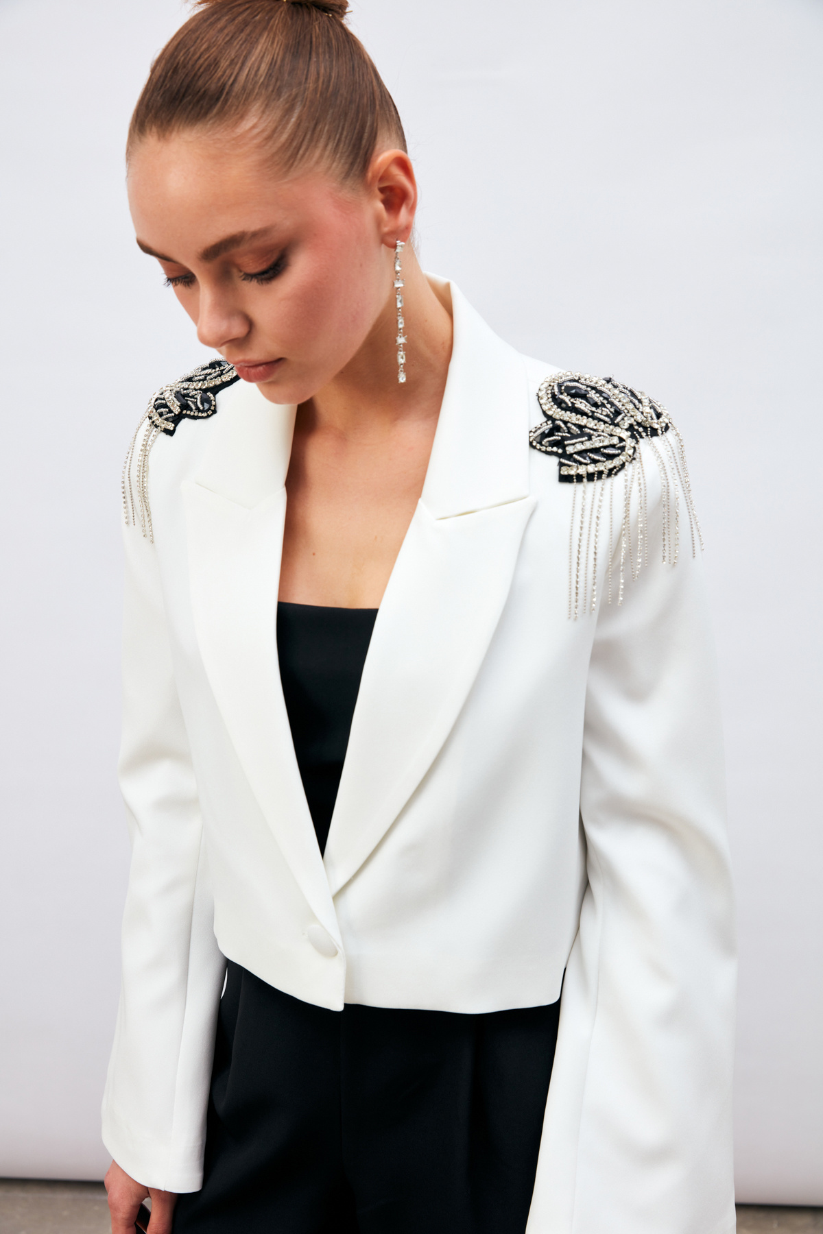 Omuz Aksesuarlı Kısa Ceket - EKRU