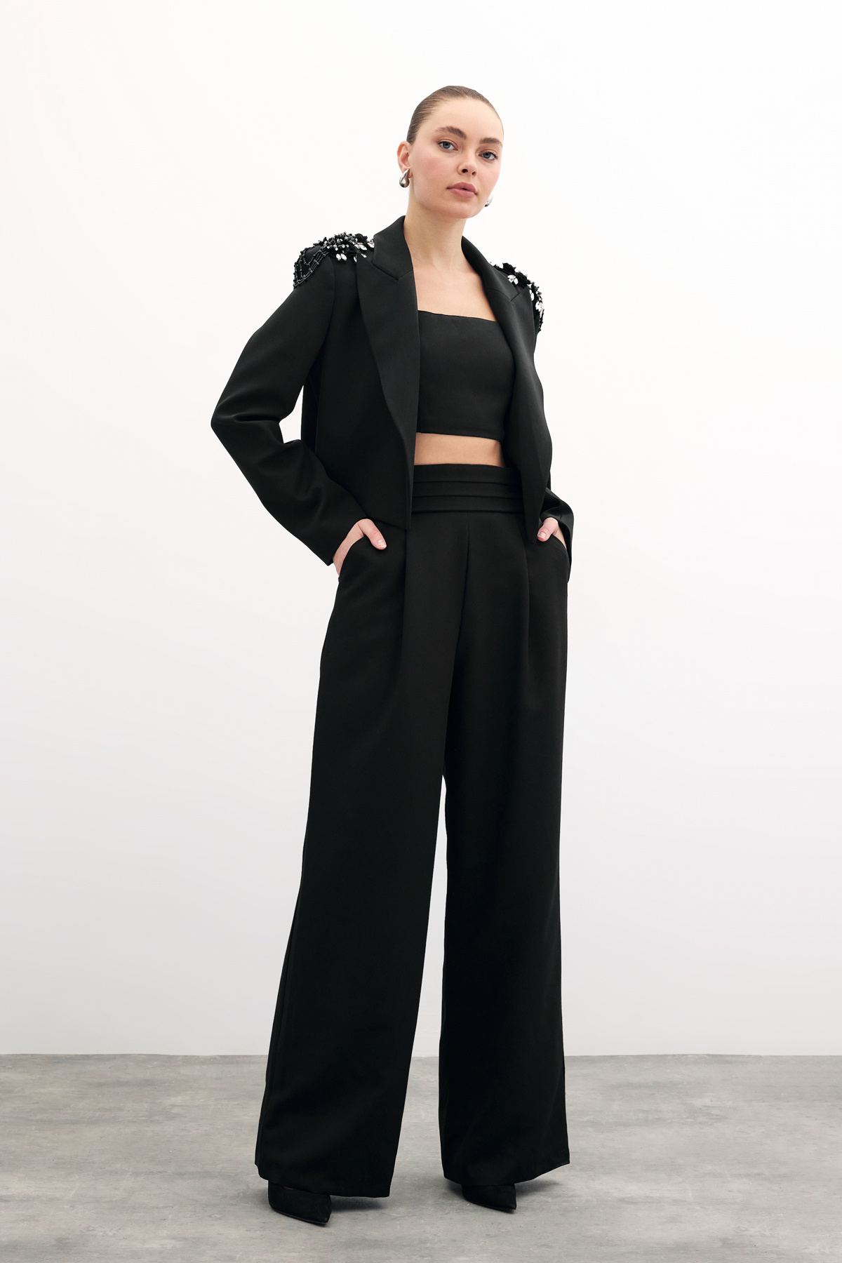 Omuz Aksesuarlı Kısa Ceket - Siyah