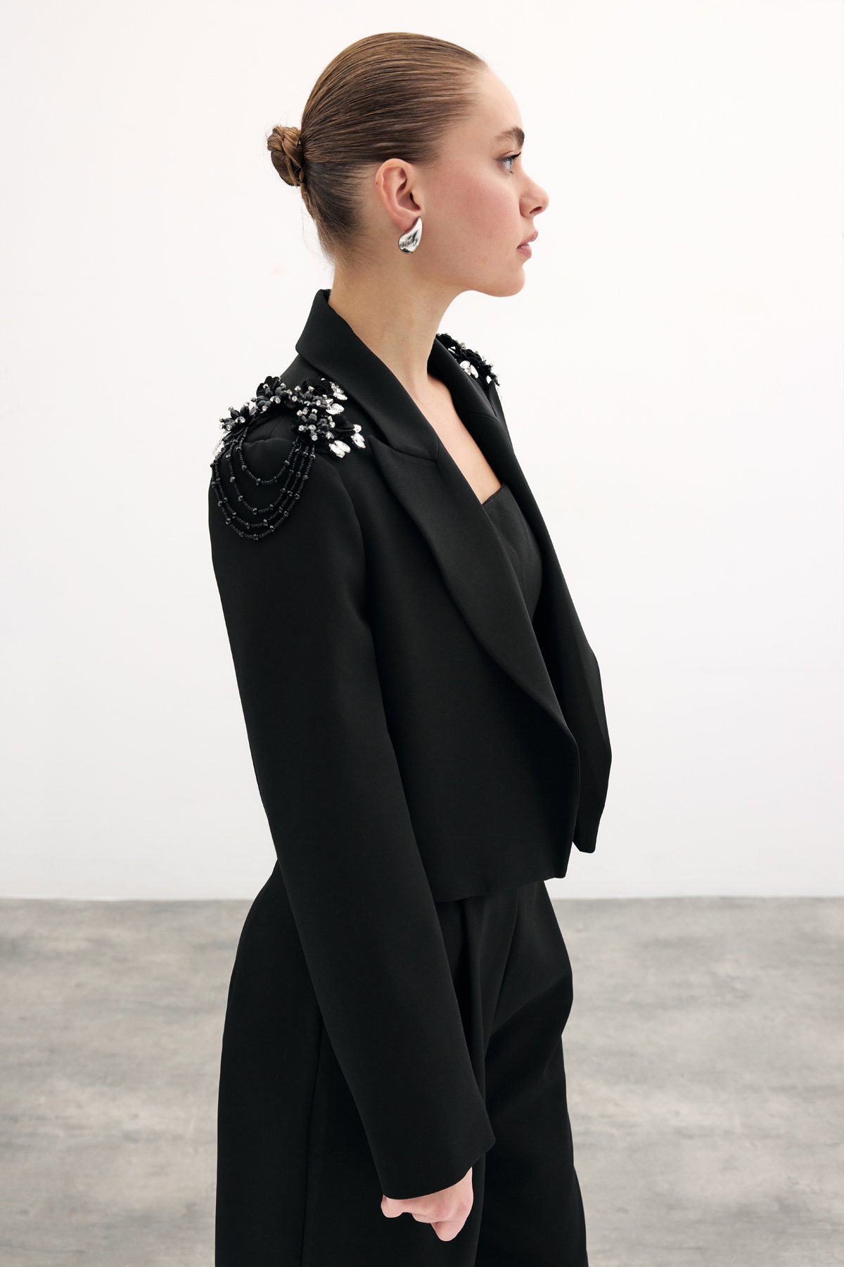 Omuz Aksesuarlı Kısa Ceket - Siyah