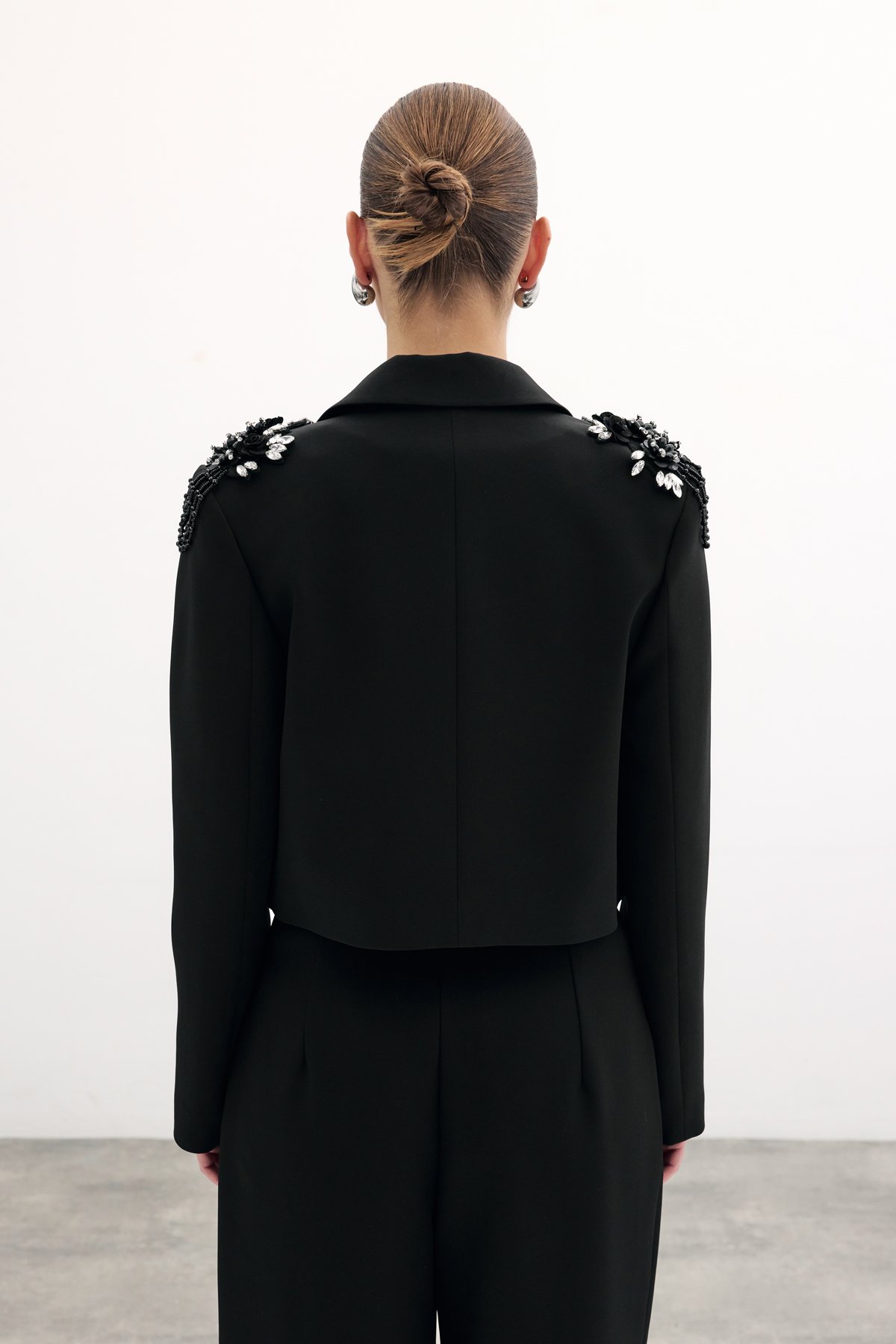 Omuz Aksesuarlı Kısa Ceket - Siyah