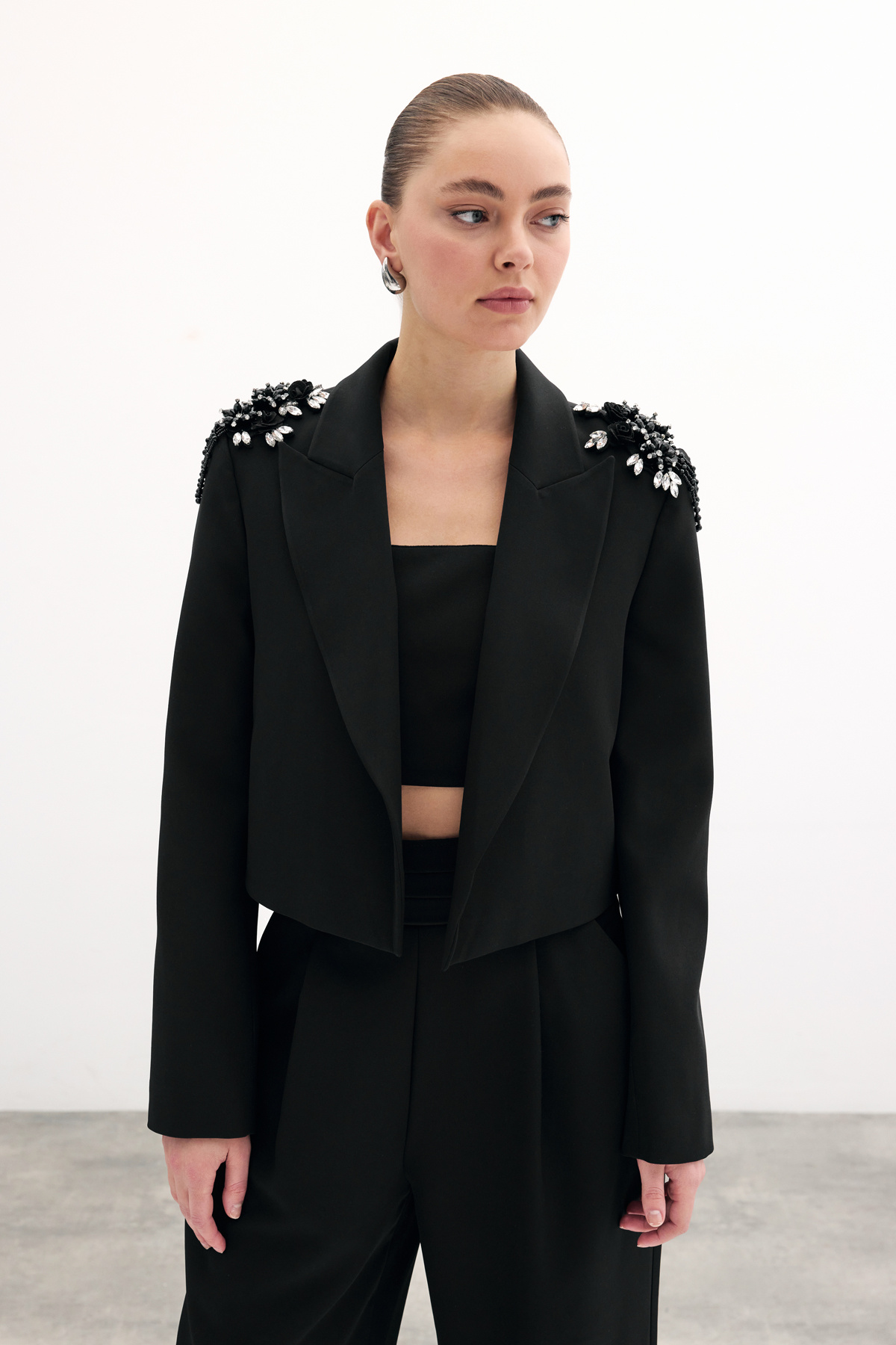 Omuz Aksesuarlı Kısa Ceket - Siyah