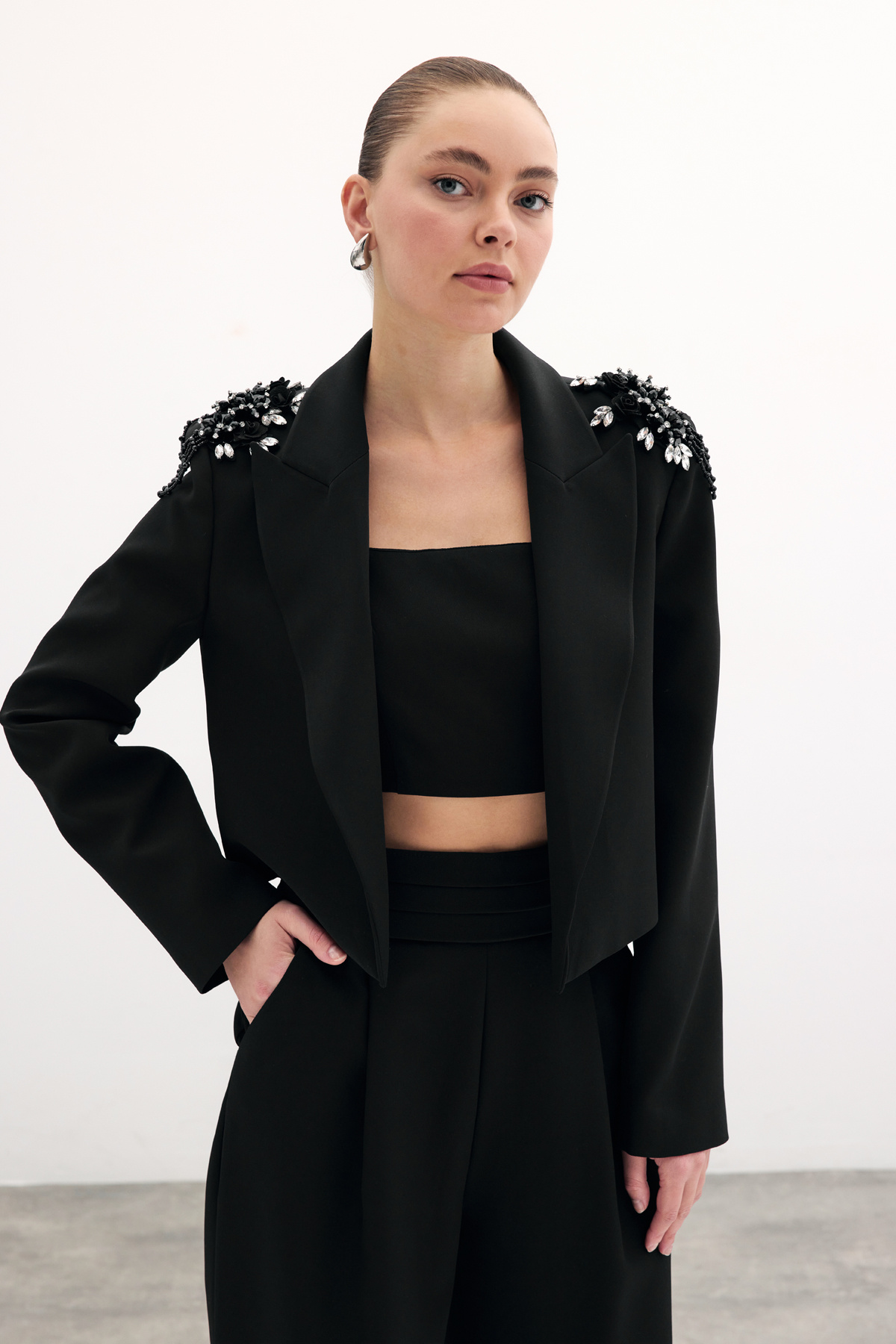 Omuz Aksesuarlı Kısa Ceket - Siyah