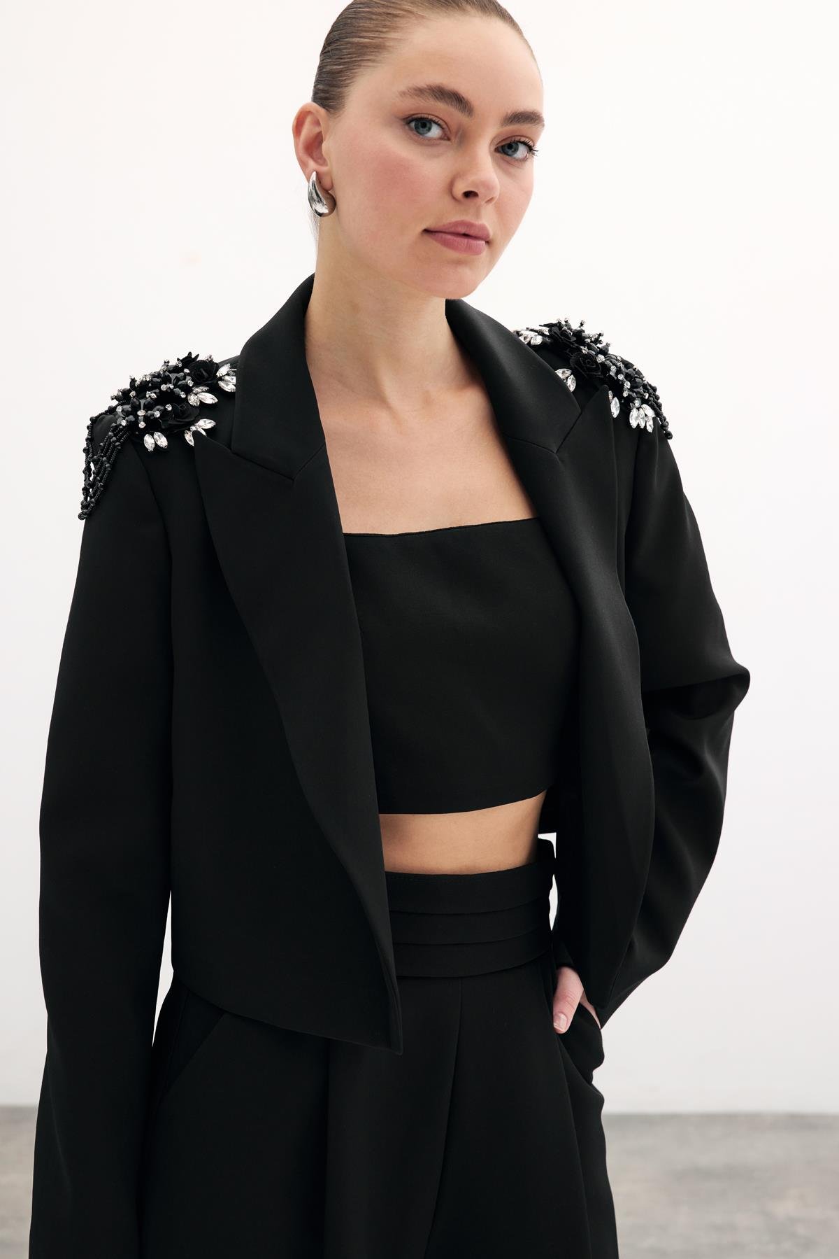 Omuz Aksesuarlı Kısa Ceket - Siyah