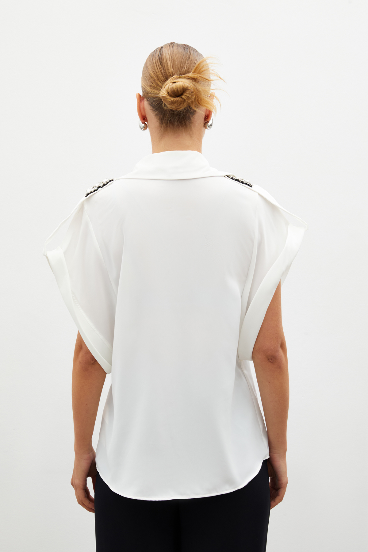 Omuz Aksesuarlı Kısa Kol Gömlek - EKRU