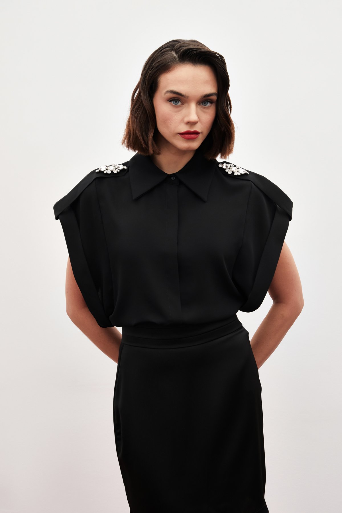 Omuz Aksesuarlı Kısa Kol Gömlek - SİYAH