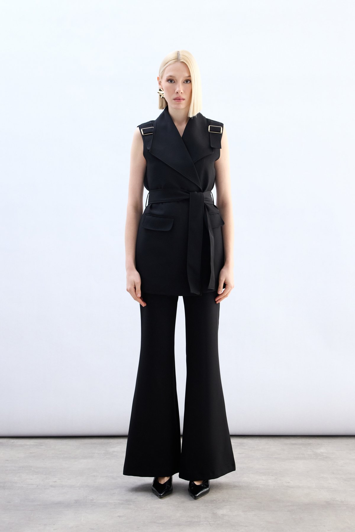 Omuz Aksesuarlı Kuşaklı Yelek - Siyah