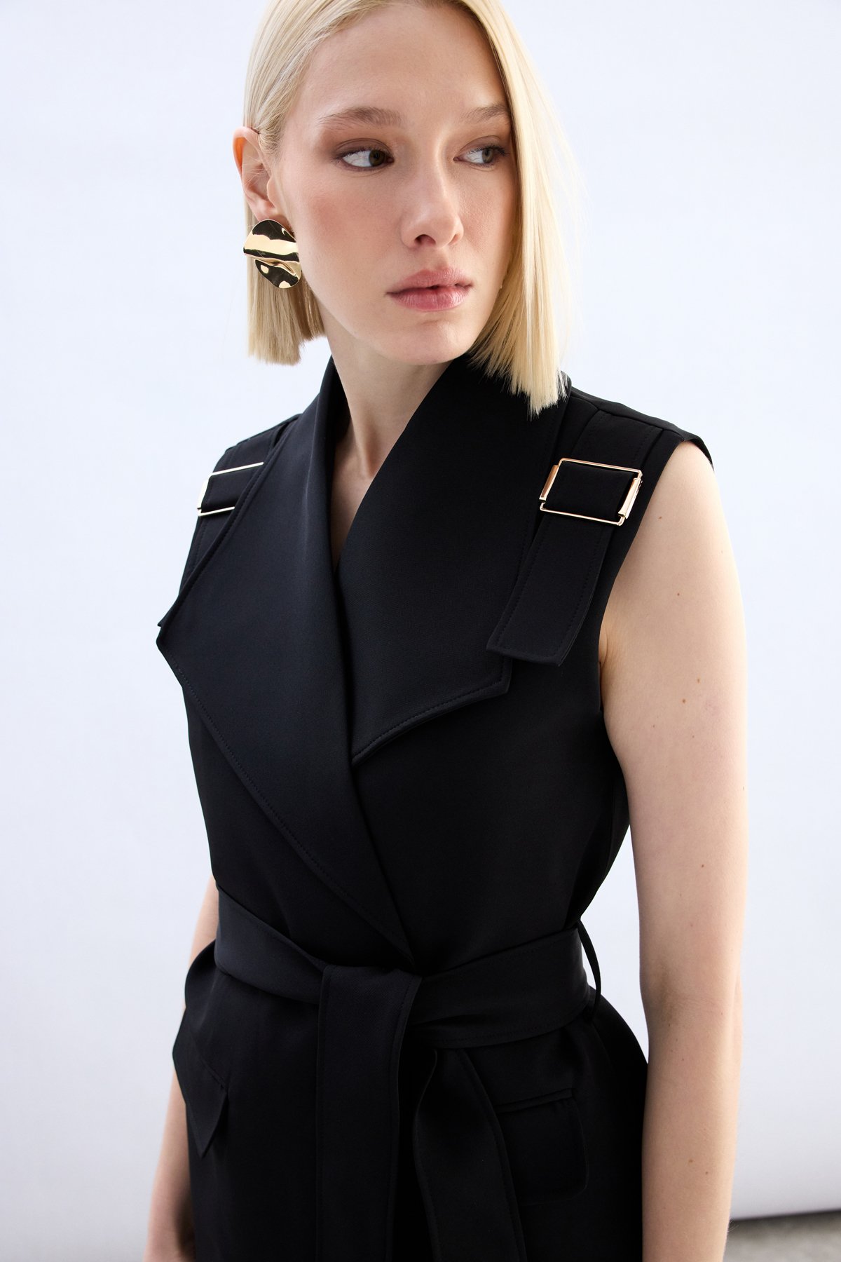 Omuz Aksesuarlı Kuşaklı Yelek - Siyah