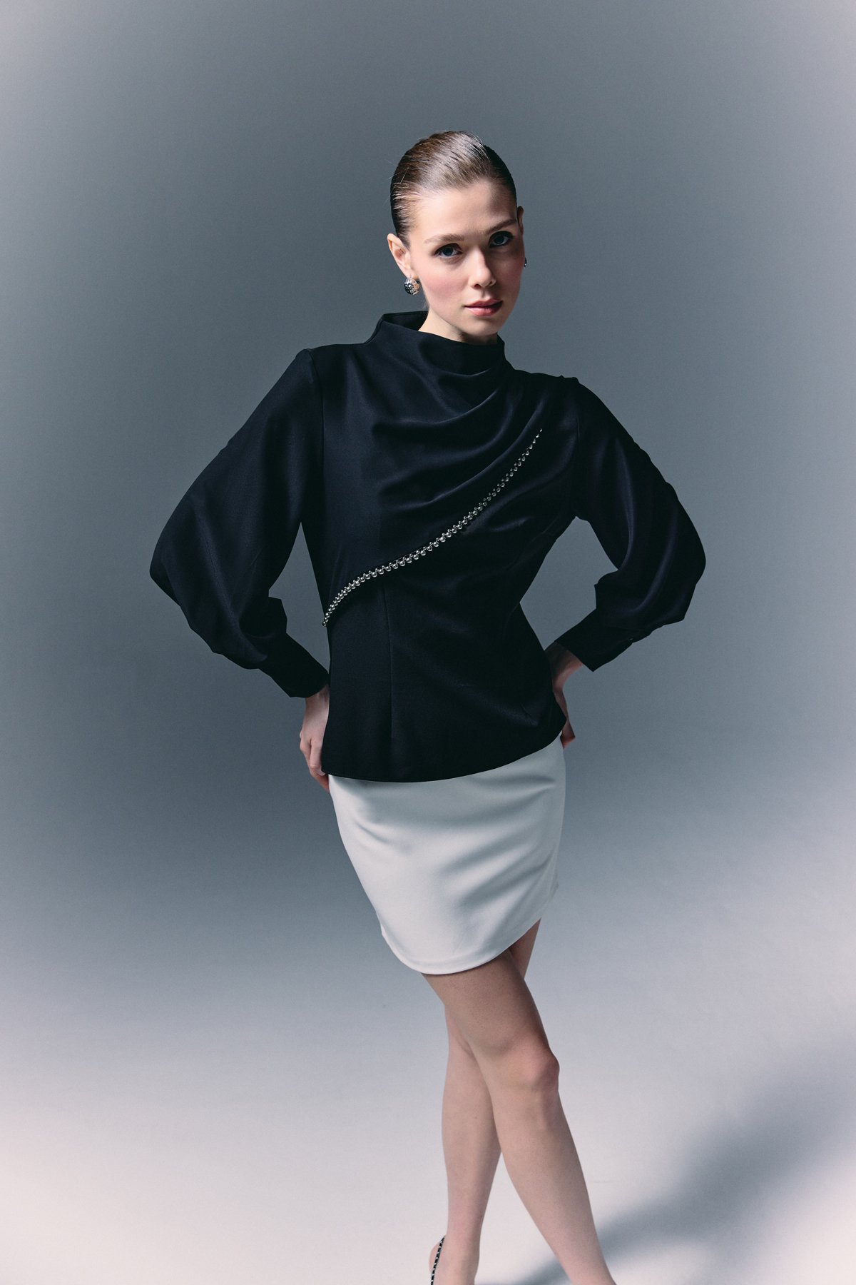 Ön Aksesuarlı  Bluz - Siyah