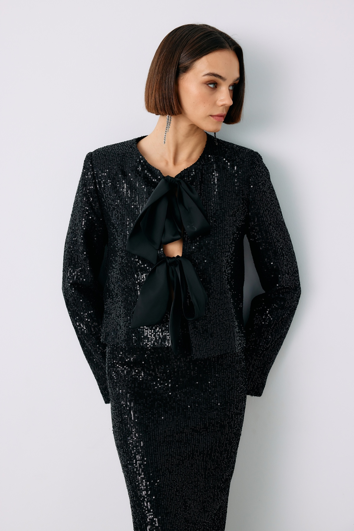 Ön Kuşaklı Payetli Kısa Ceket - SİYAH