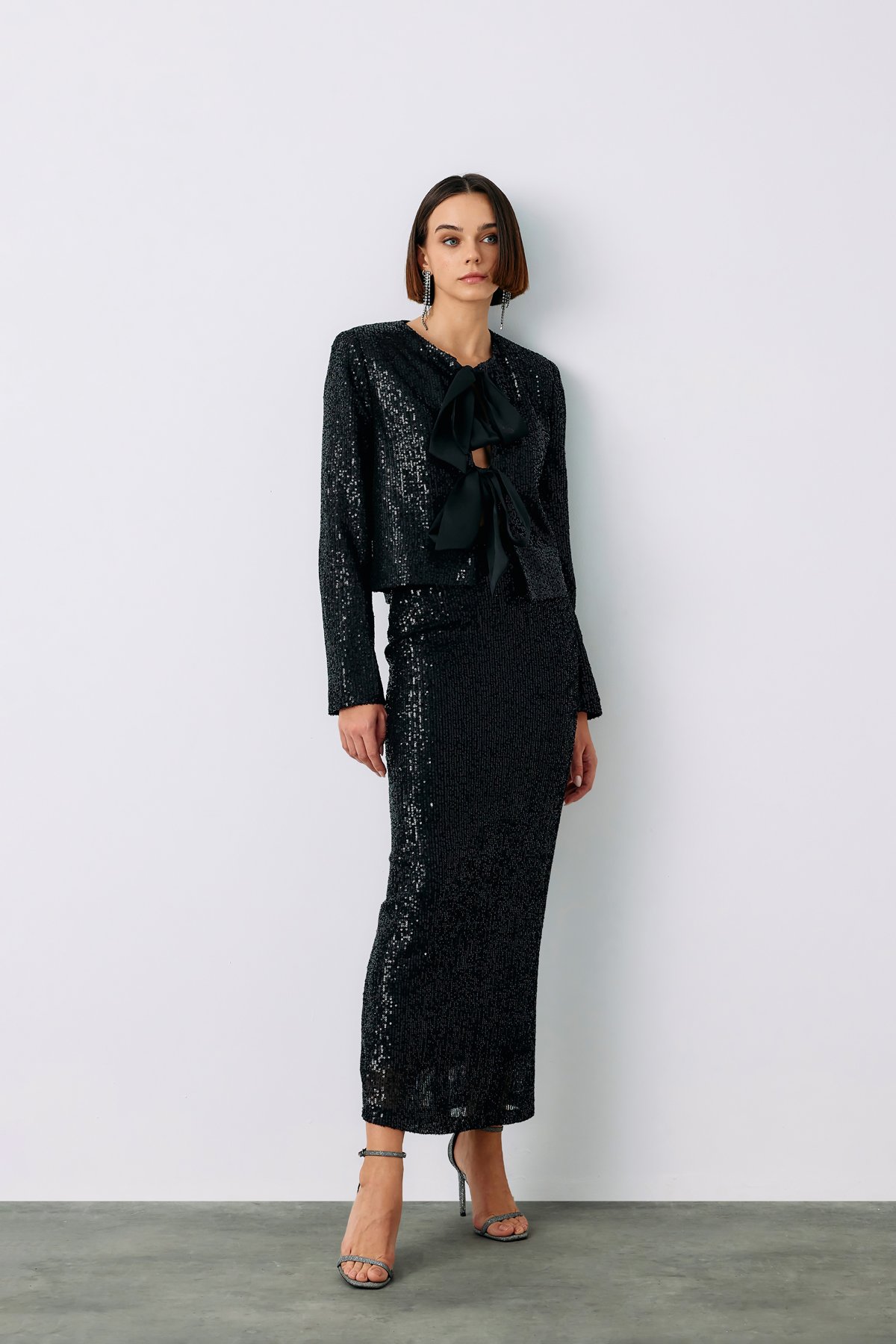 Ön Kuşaklı Payetli Kısa Ceket - SİYAH