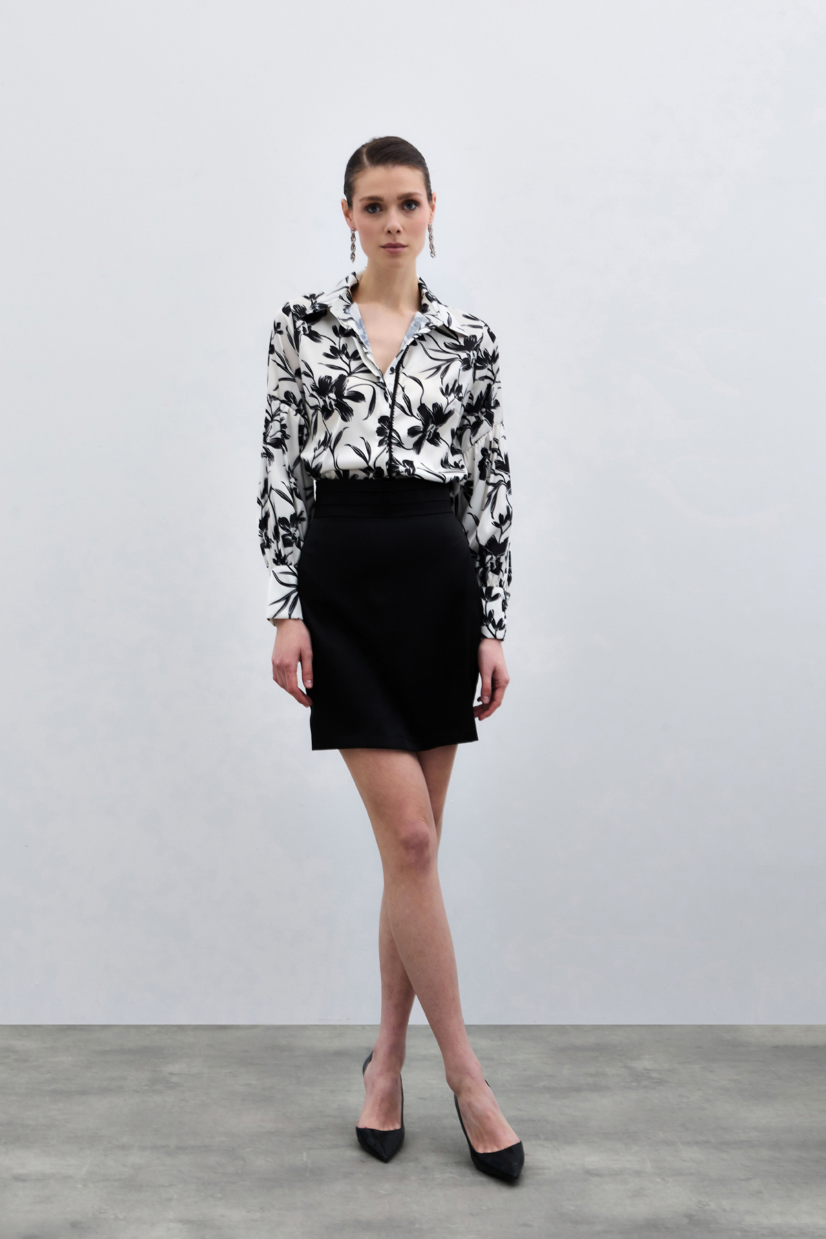 Ön Siyah İncili Gömlek - Siyah