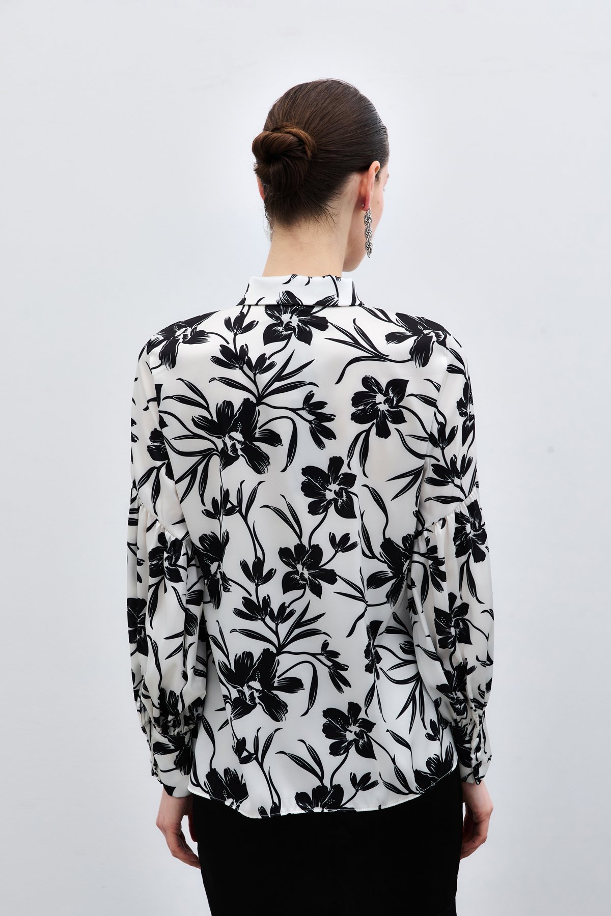 Ön Siyah İncili Gömlek - Siyah