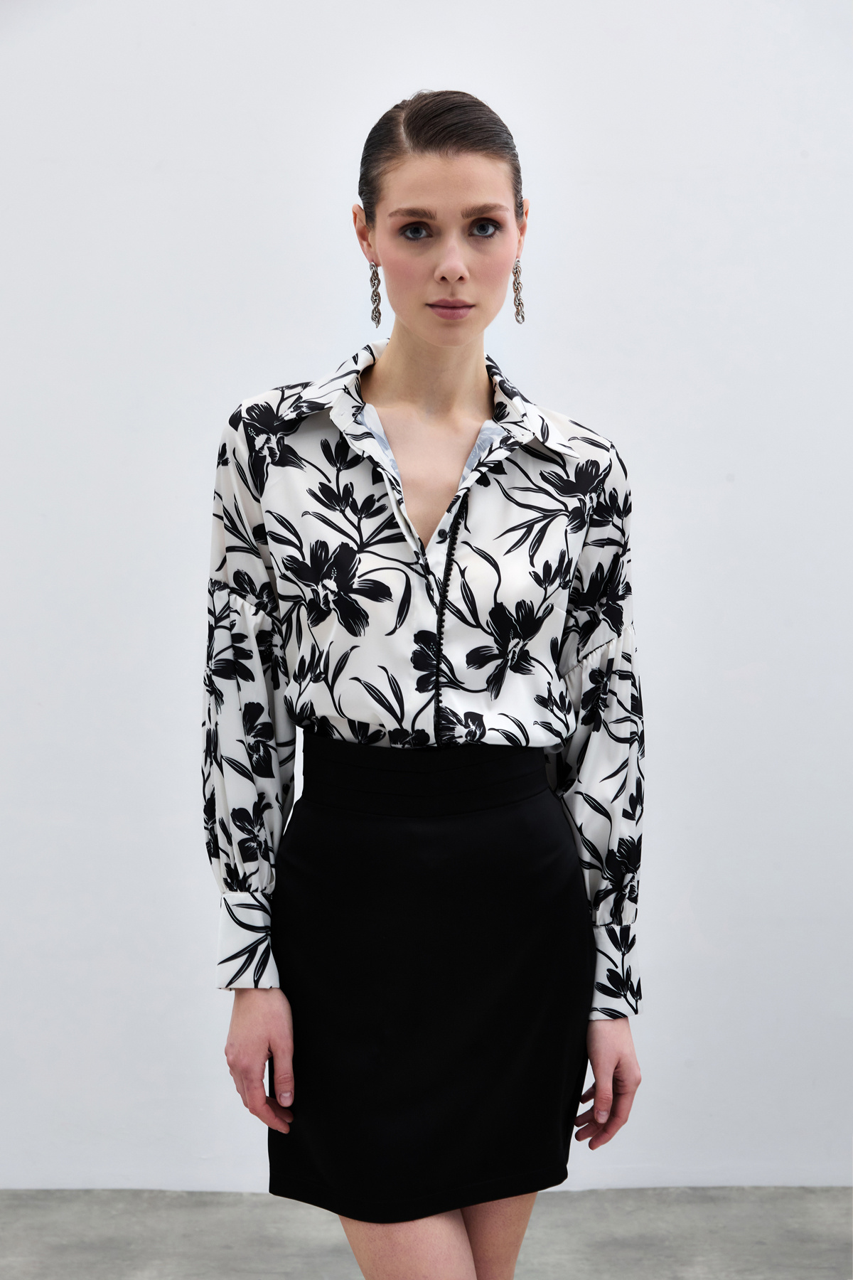 Ön Siyah İncili Gömlek - Siyah