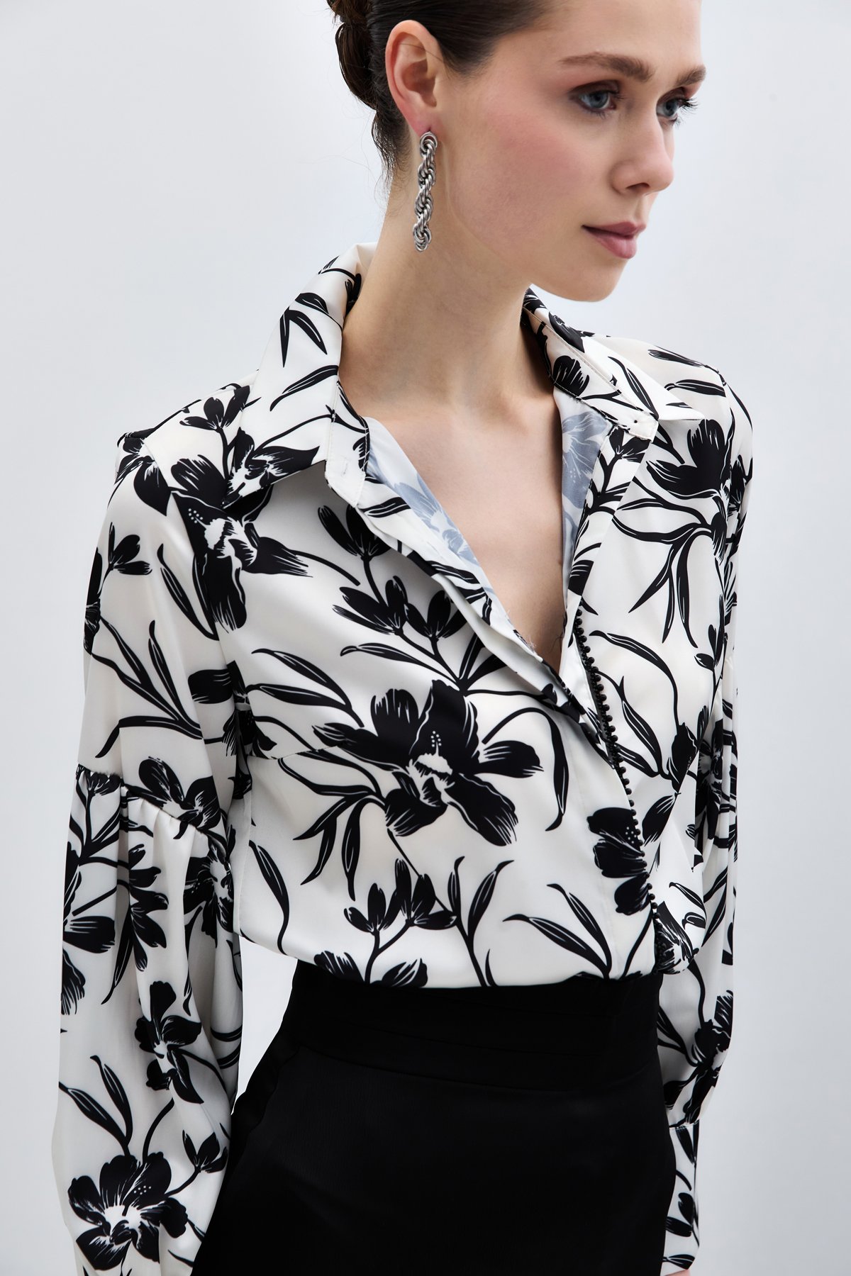 Ön Siyah İncili Gömlek - Siyah