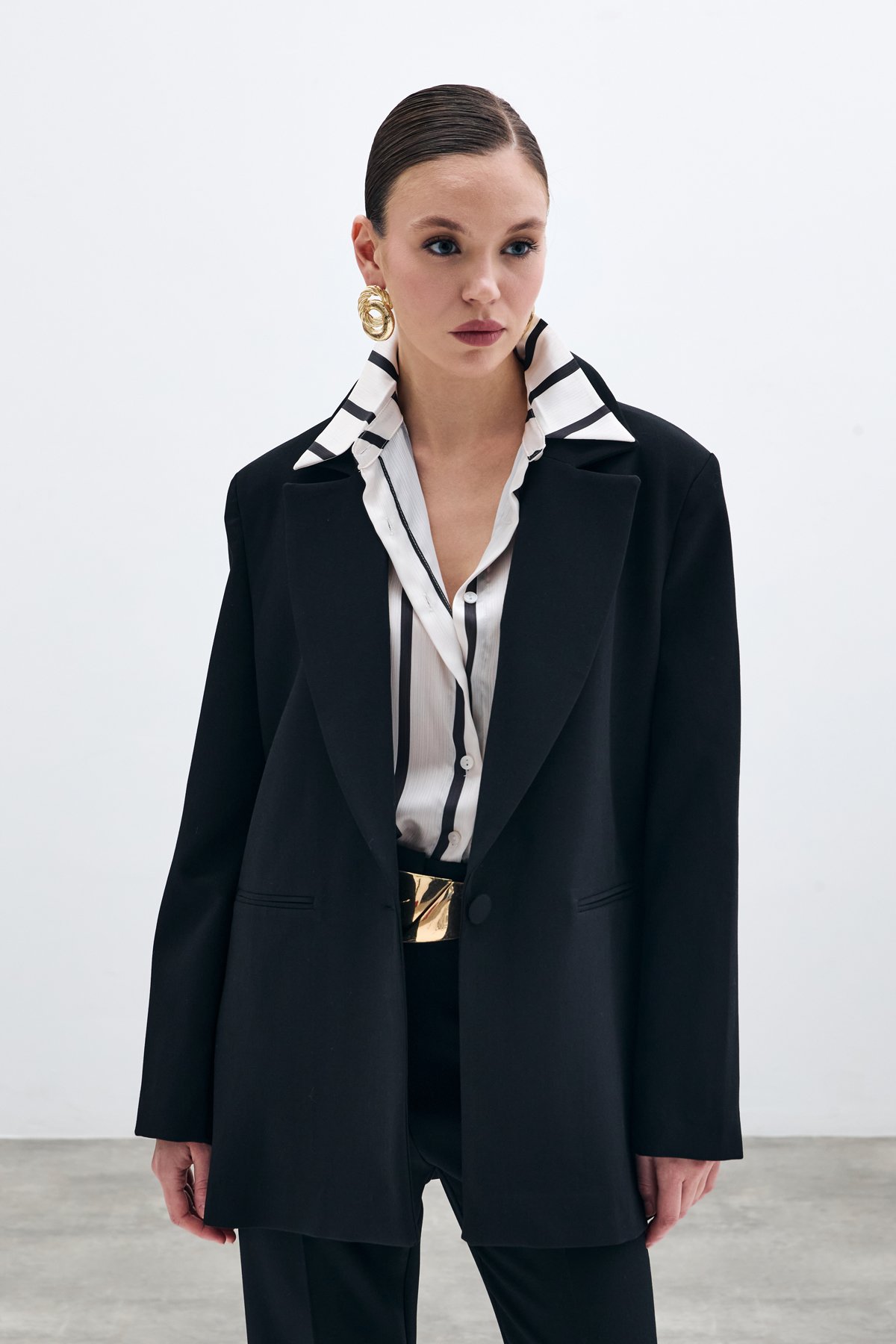 Ön Tek Düğmeli Uzun Ceket - Siyah