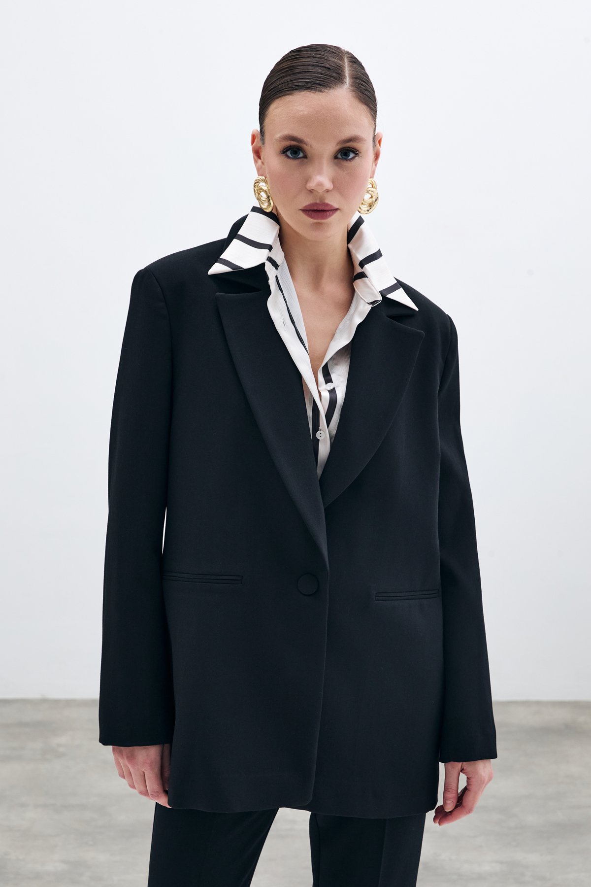 Ön Tek Düğmeli Uzun Ceket - Siyah