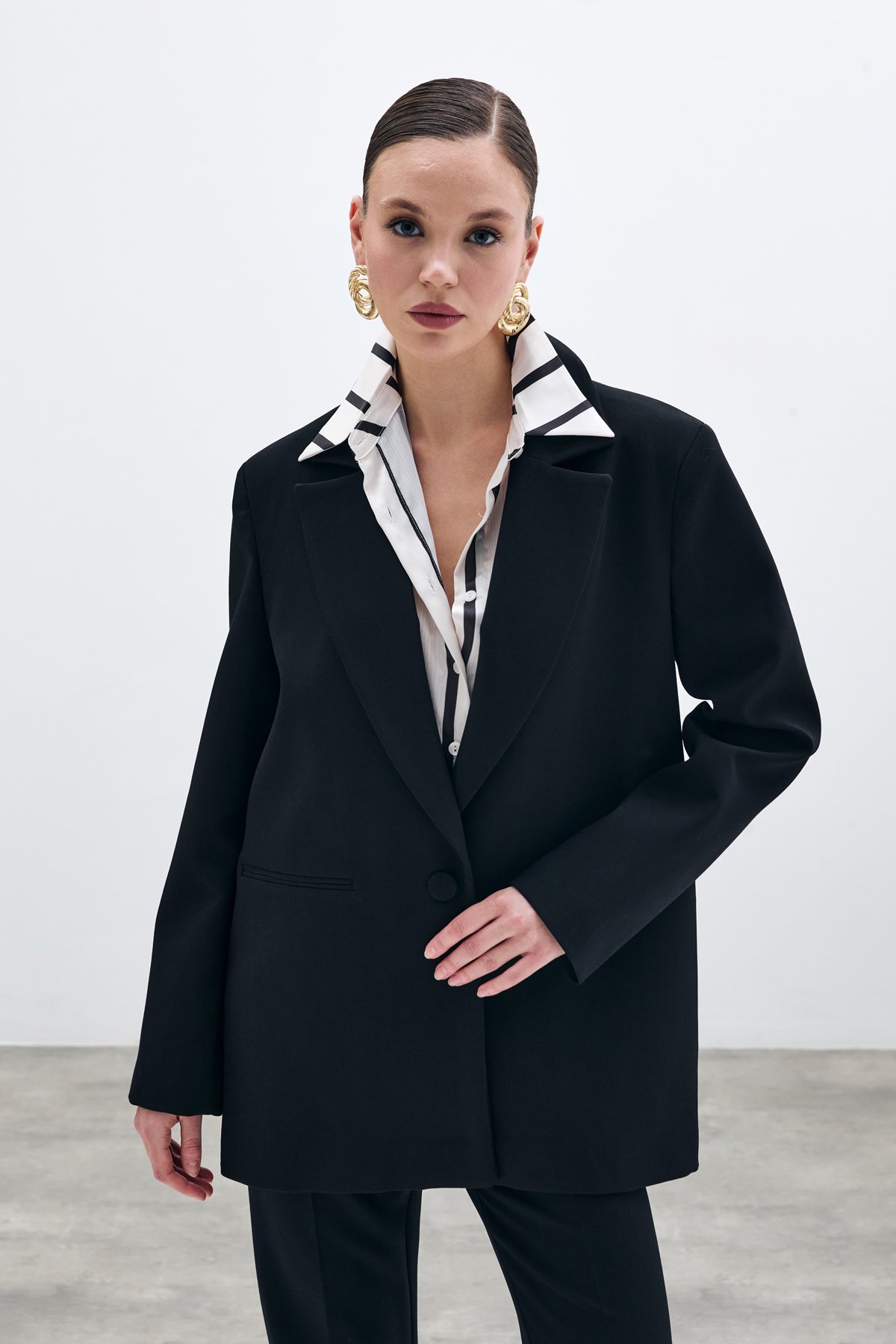 Ön Tek Düğmeli Uzun Ceket - Siyah