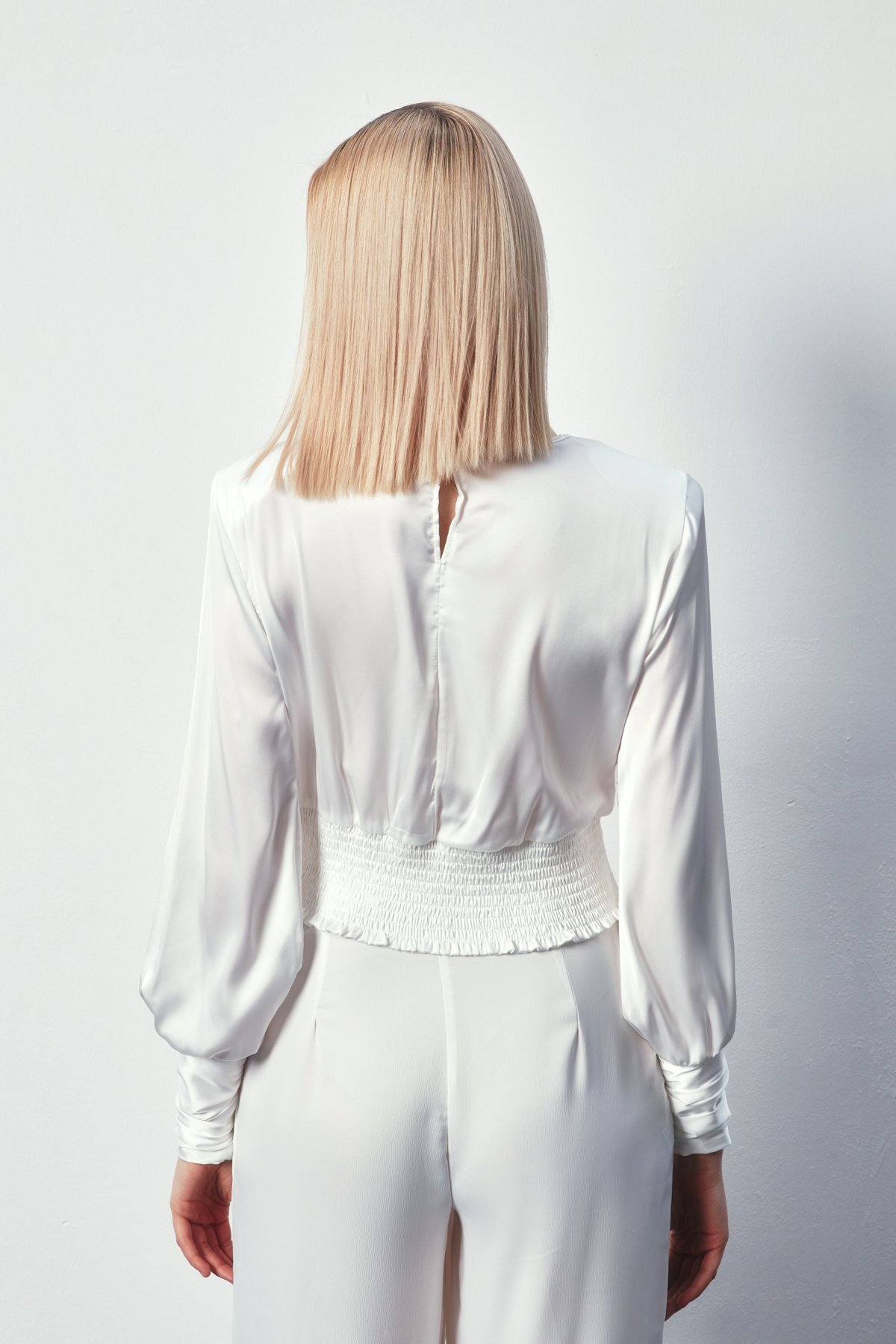 Ön Zincirli Saten Bluz - EKRU
