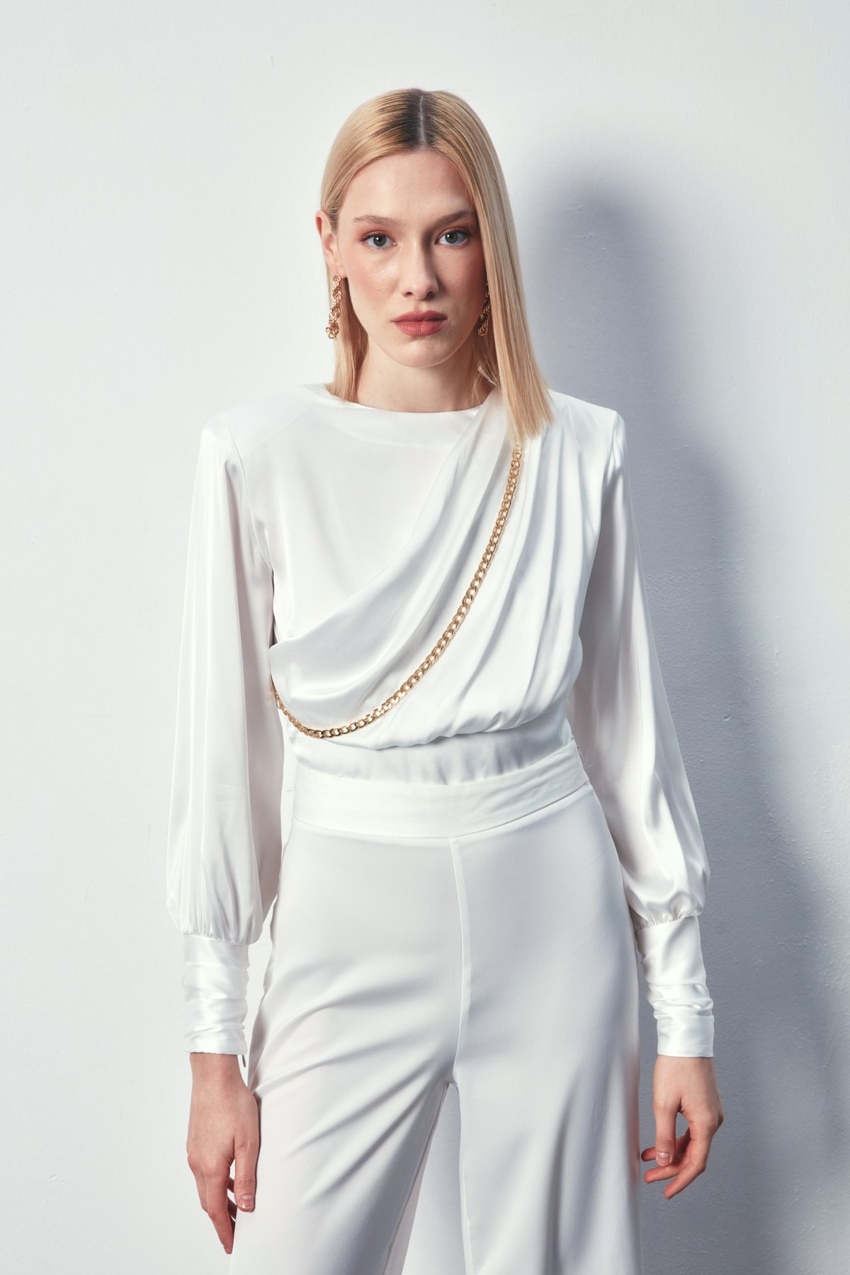 Ön Zincirli Saten Bluz - EKRU