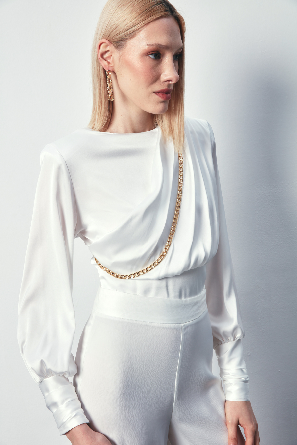 Ön Zincirli Saten Bluz - EKRU