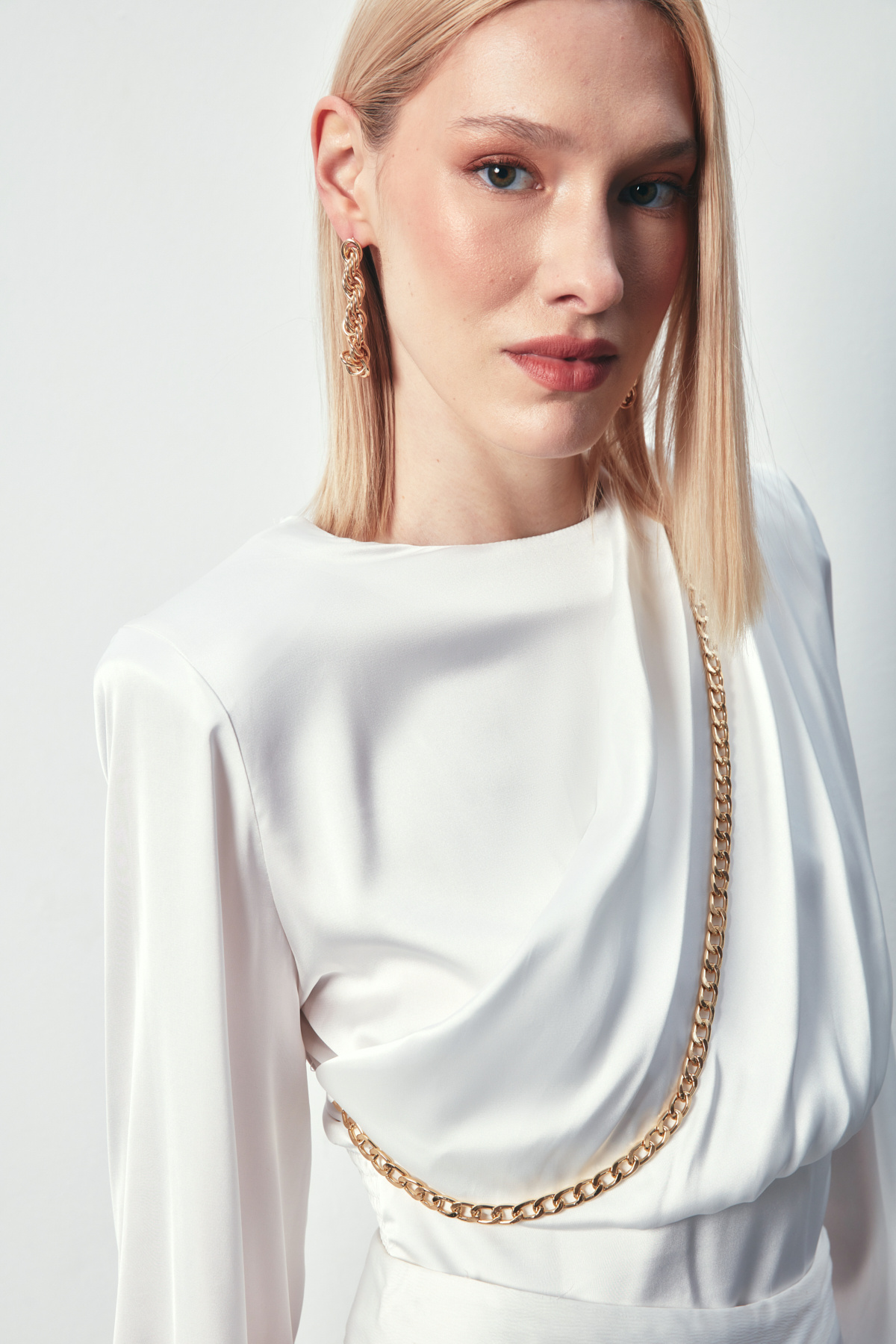 Ön Zincirli Saten Bluz - EKRU