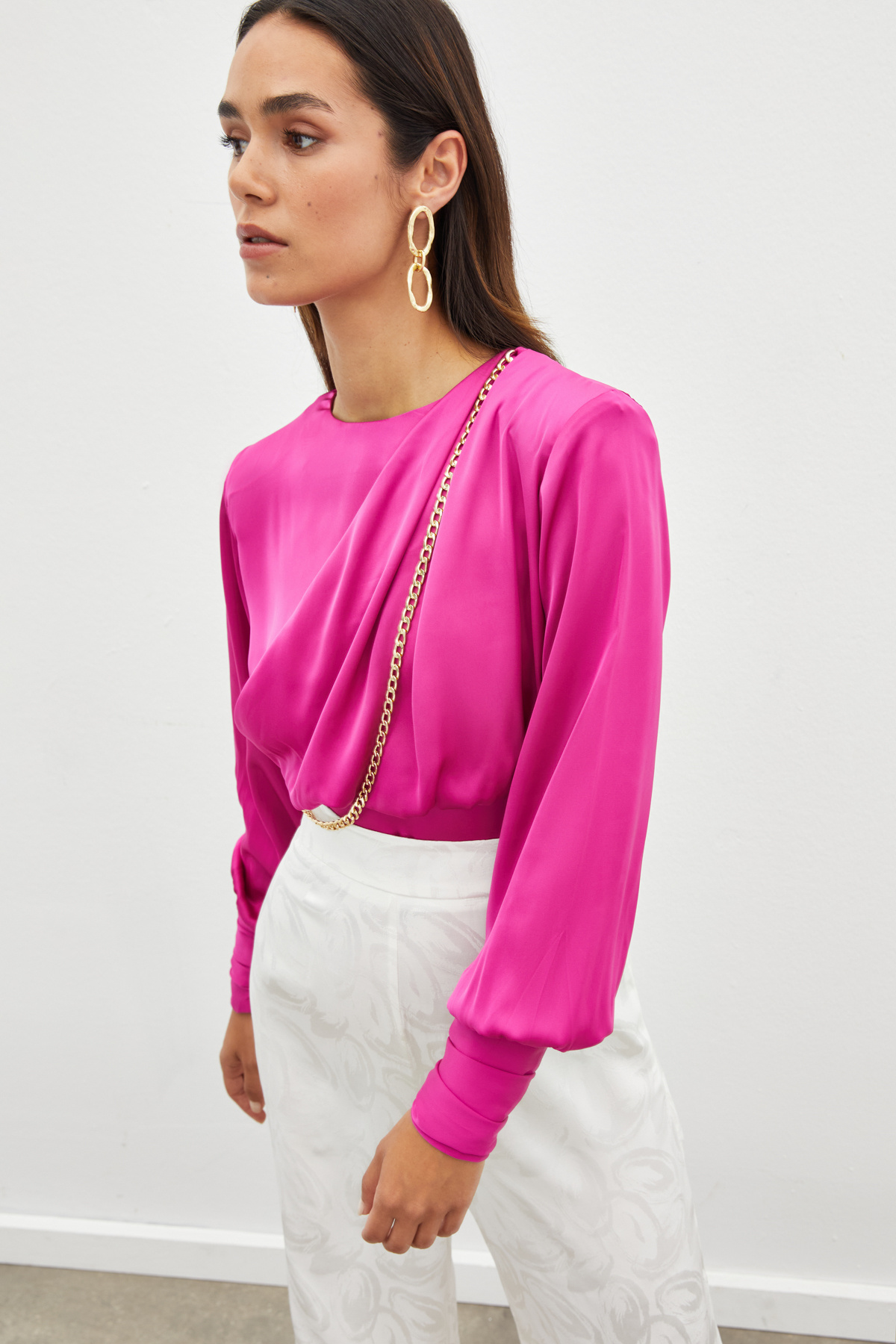 Ön Zincirli Saten Bluz - FUŞYA