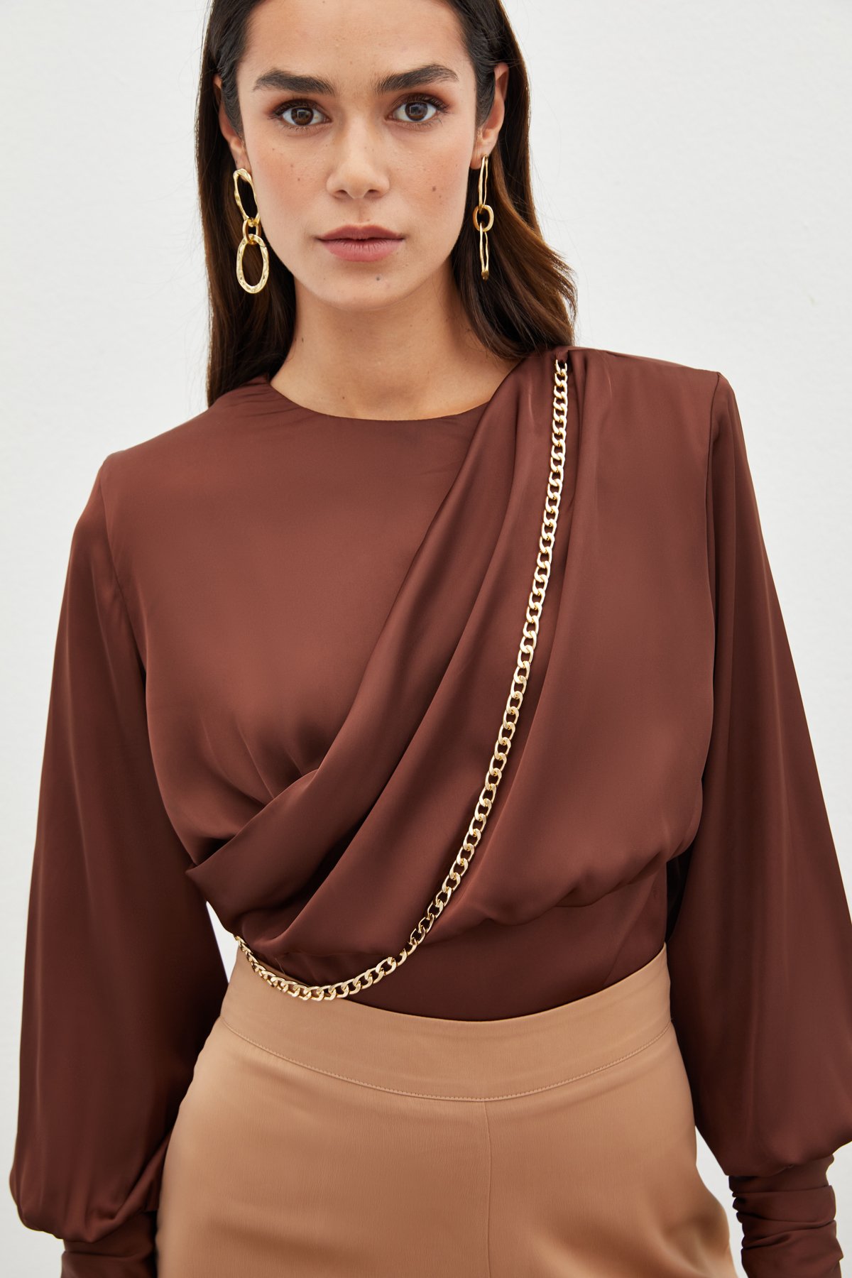 Ön Zincirli Saten Bluz - KAHVE