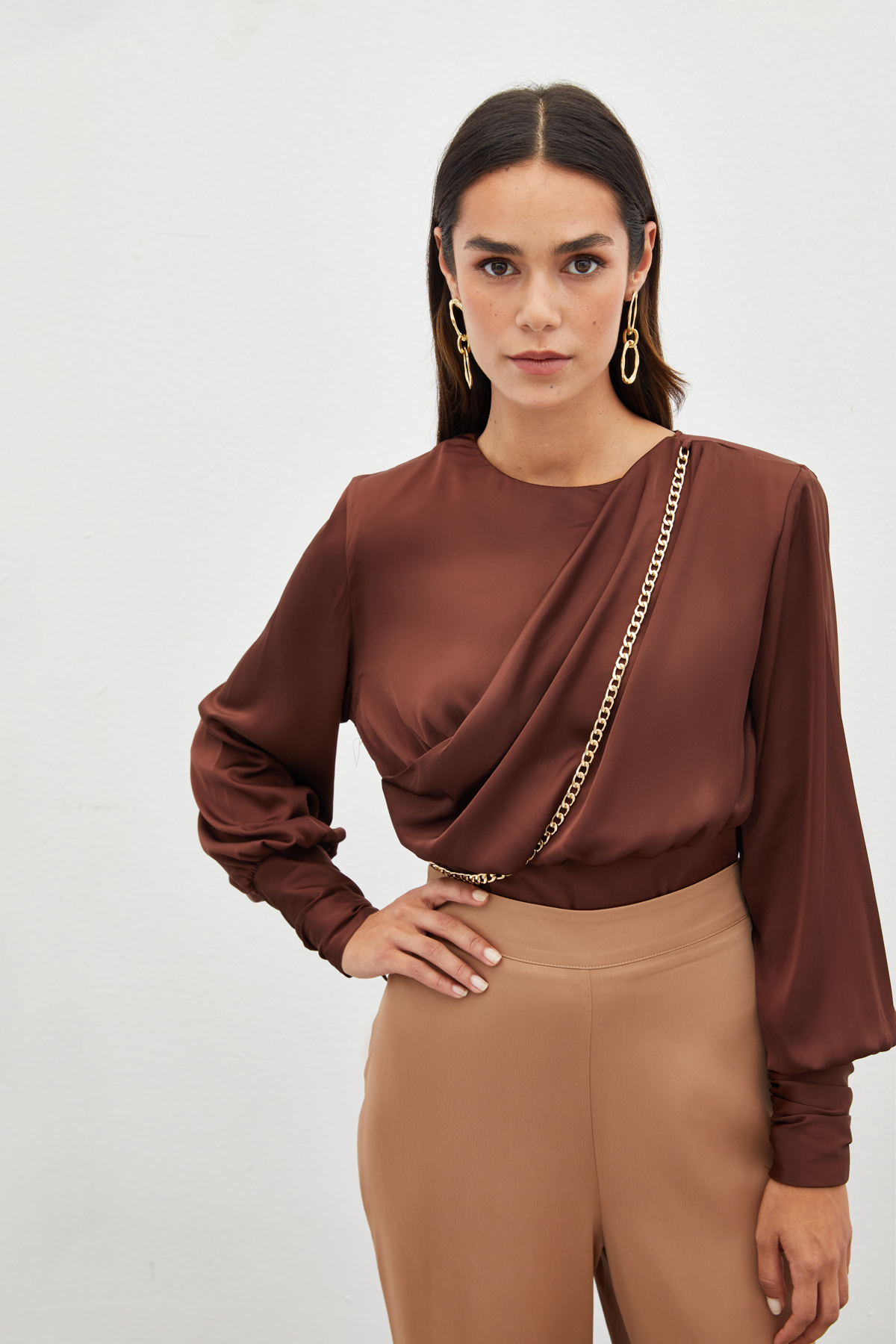 Ön Zincirli Saten Bluz - KAHVE