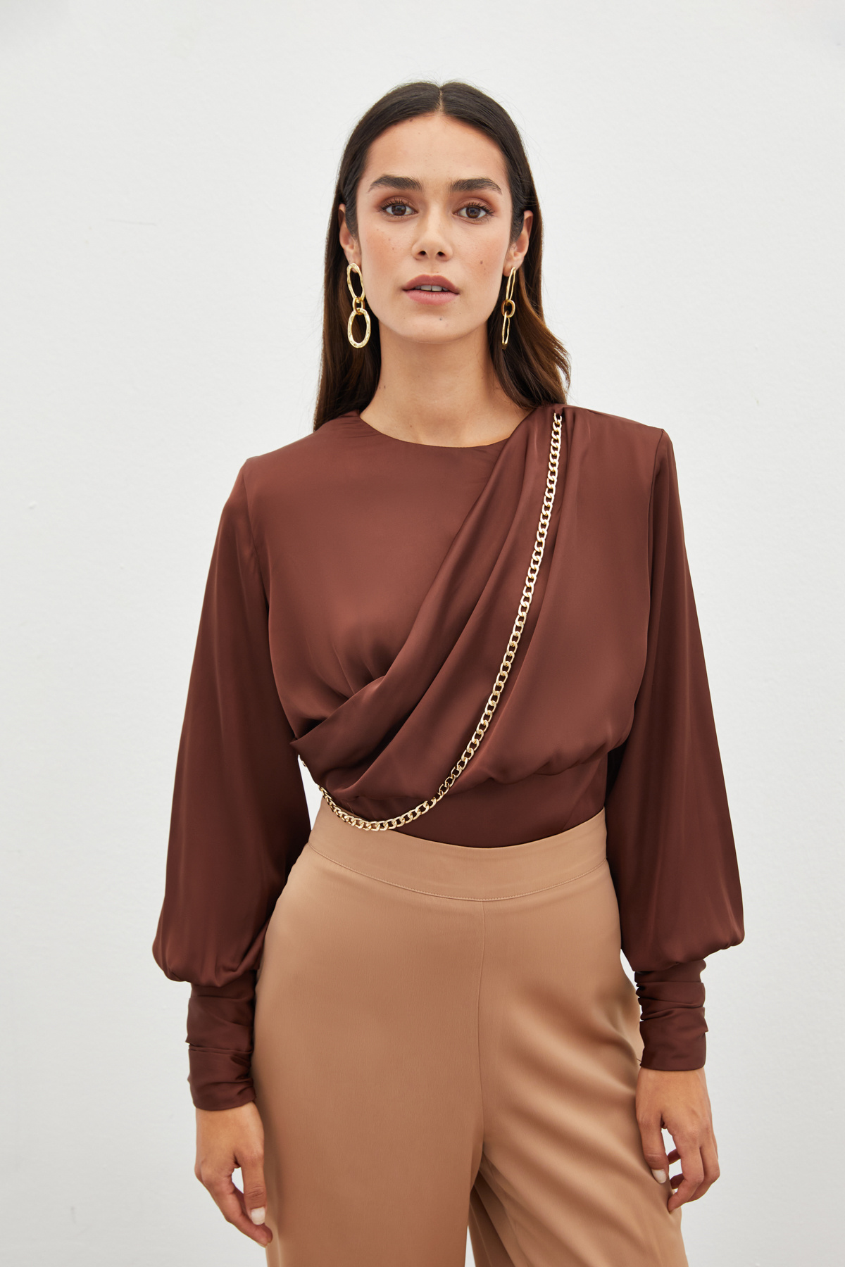 Ön Zincirli Saten Bluz - KAHVE