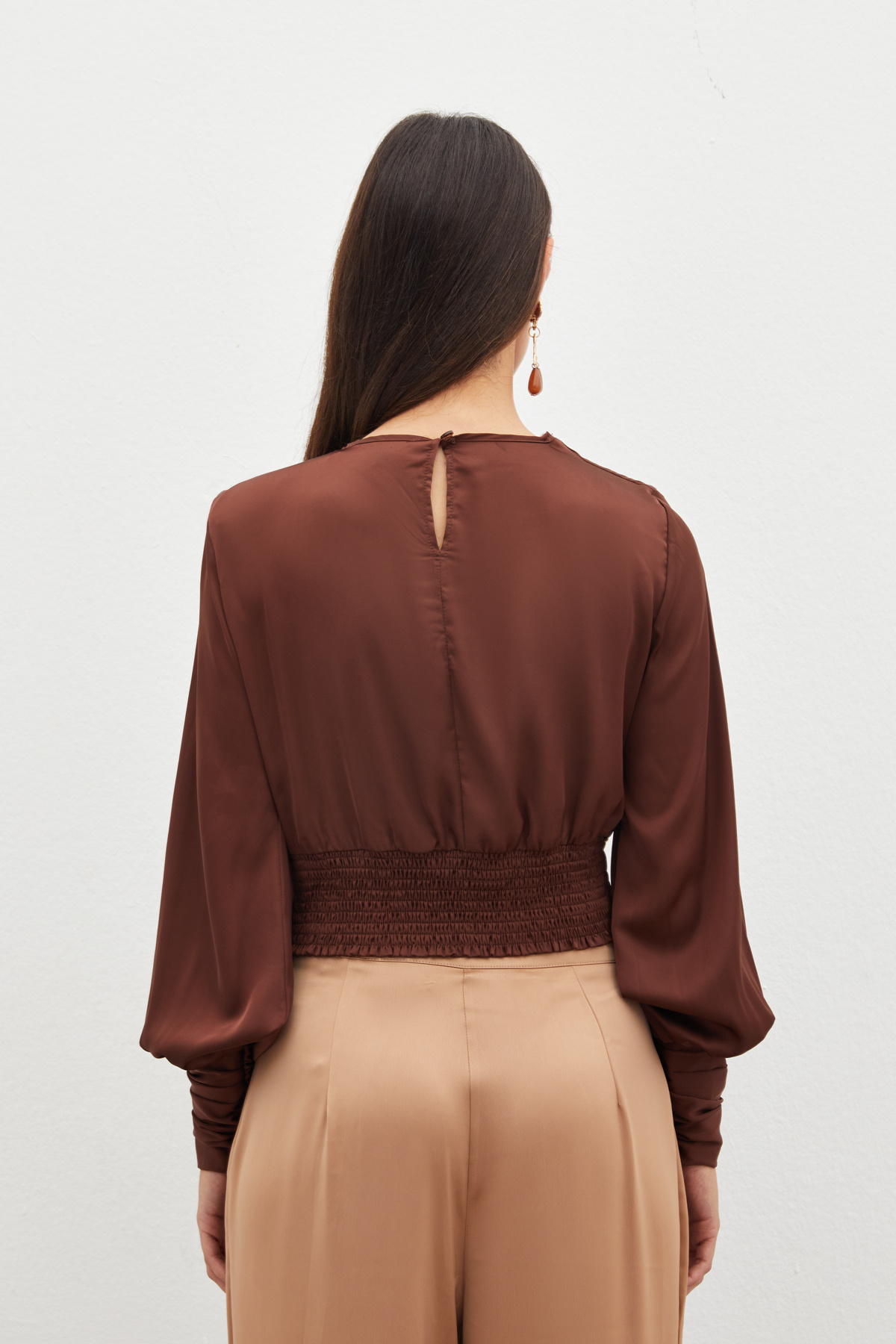 Ön Zincirli Saten Bluz - KAHVE