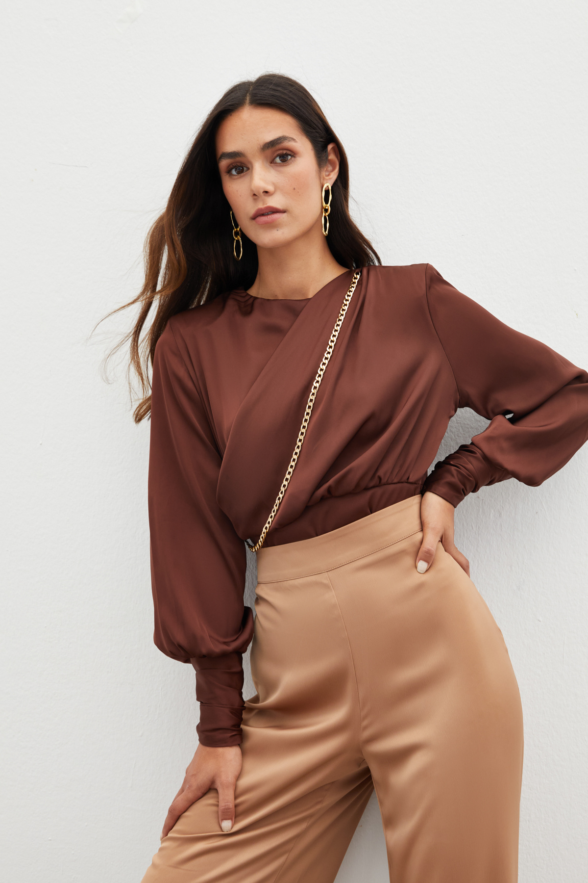 Ön Zincirli Saten Bluz - KAHVE