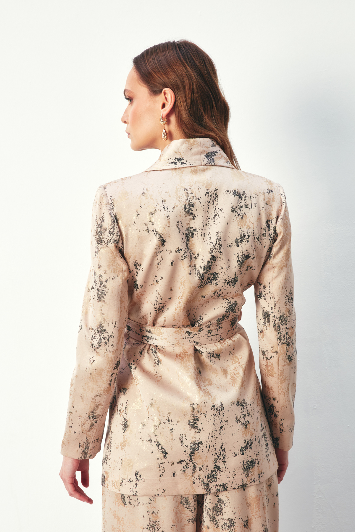 Parlak Desenli Kuşaklı Uzun Ceket - BEJ
