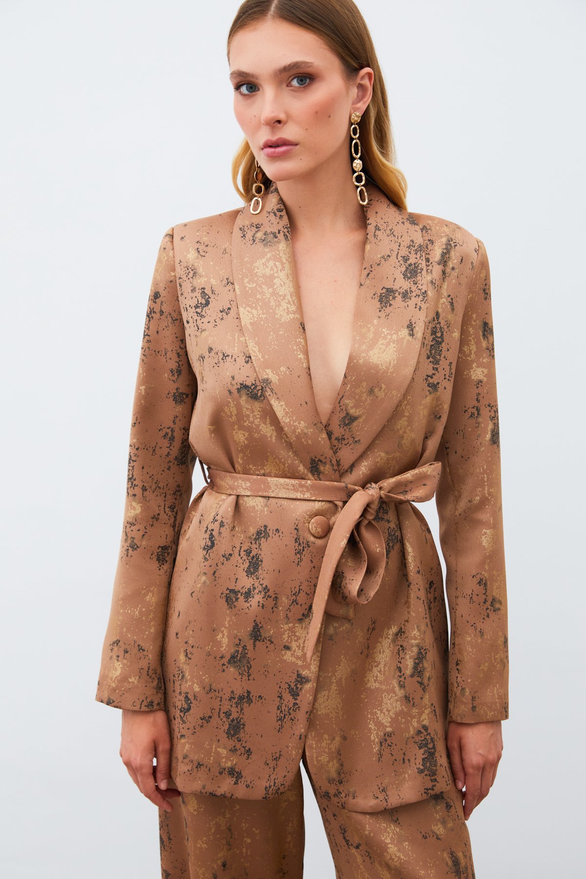 Parlak Desenli Kuşaklı Uzun Ceket - KAHVE