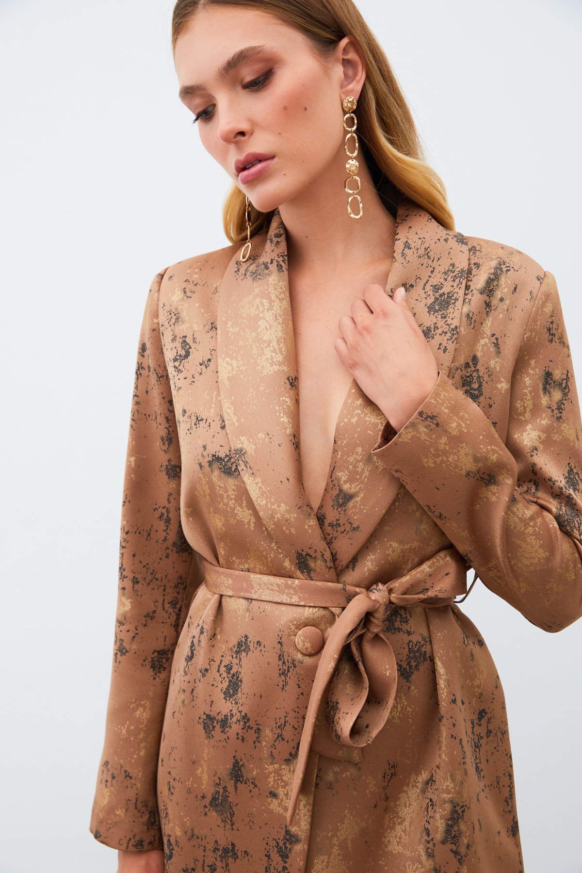 Parlak Desenli Kuşaklı Uzun Ceket - KAHVE