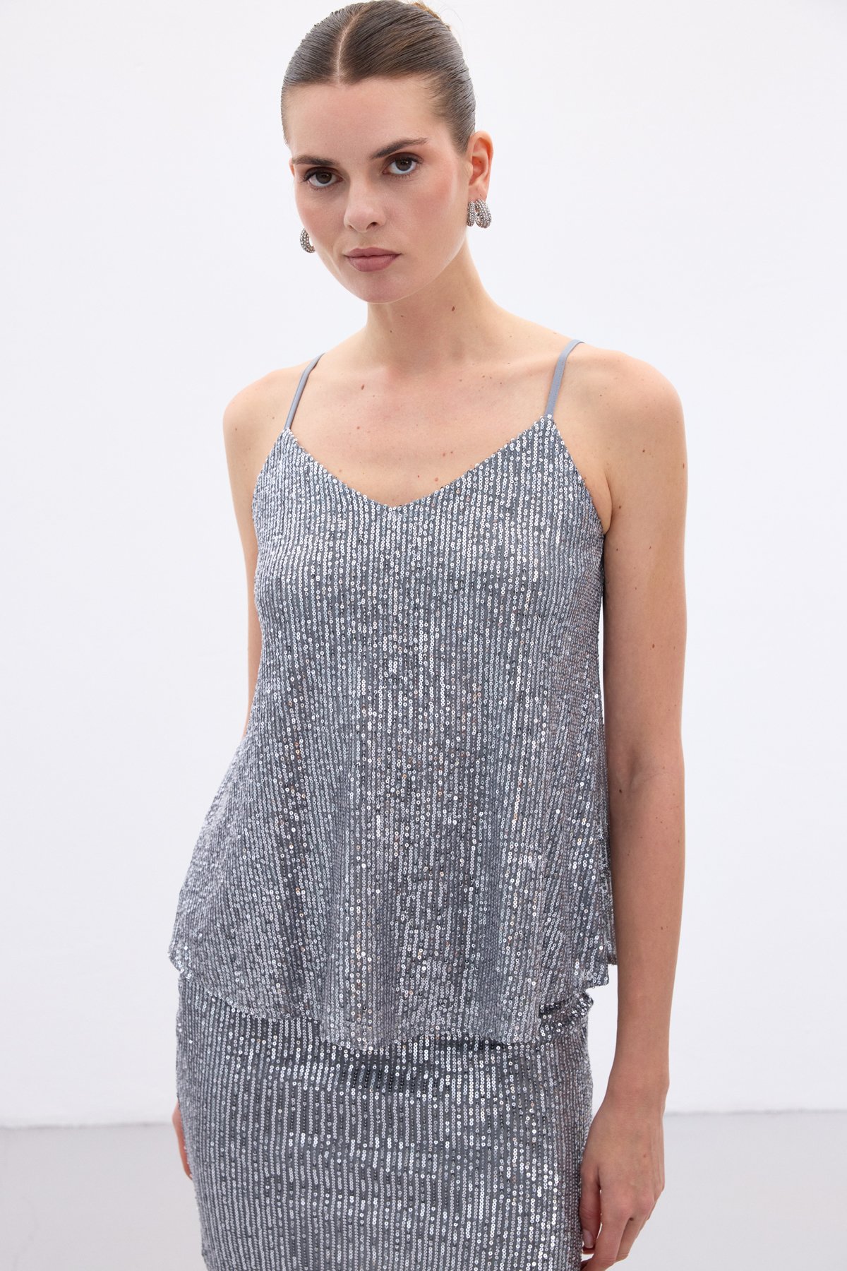 Payet Detaylı Askılı Bluz - Gri