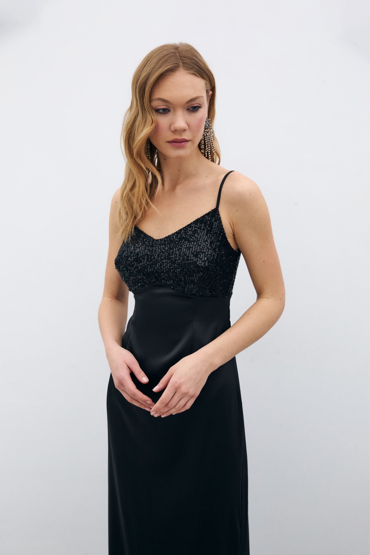 Payet Detaylı Saten Elbise - Siyah