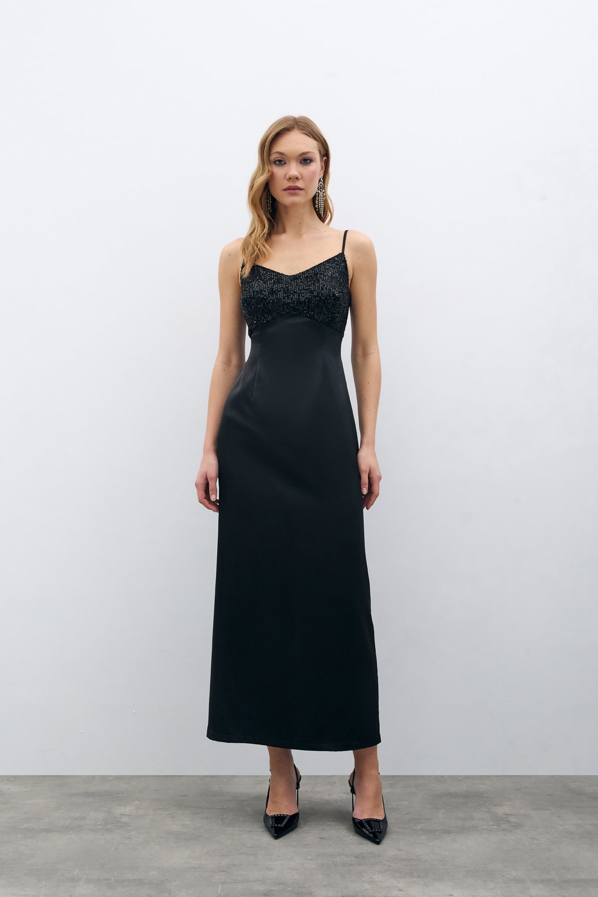 Payet Detaylı Saten Elbise - Siyah