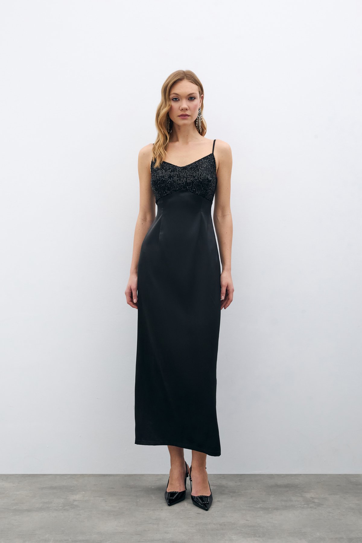 Payet Detaylı Saten Elbise - Siyah