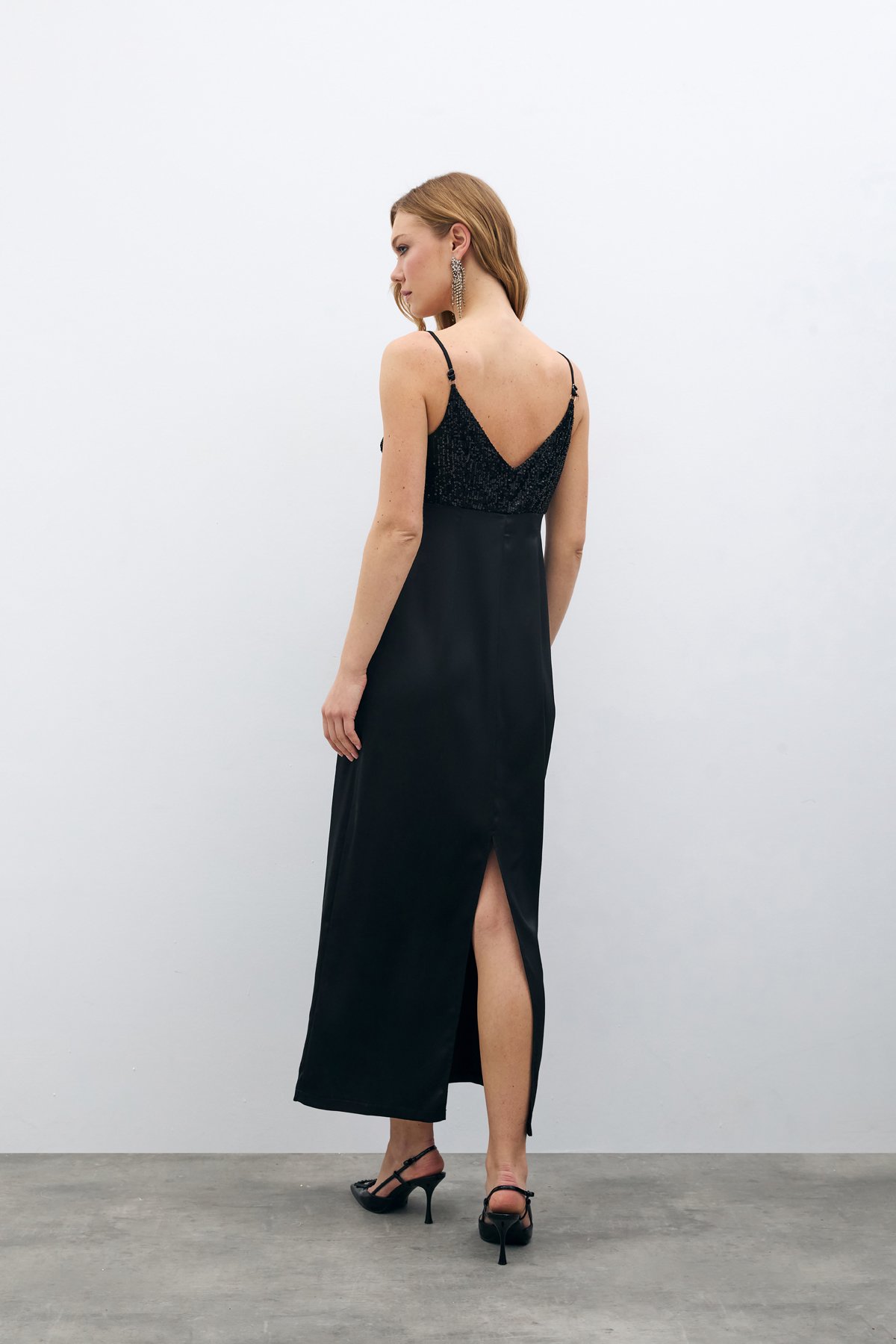 Payet Detaylı Saten Elbise - Siyah